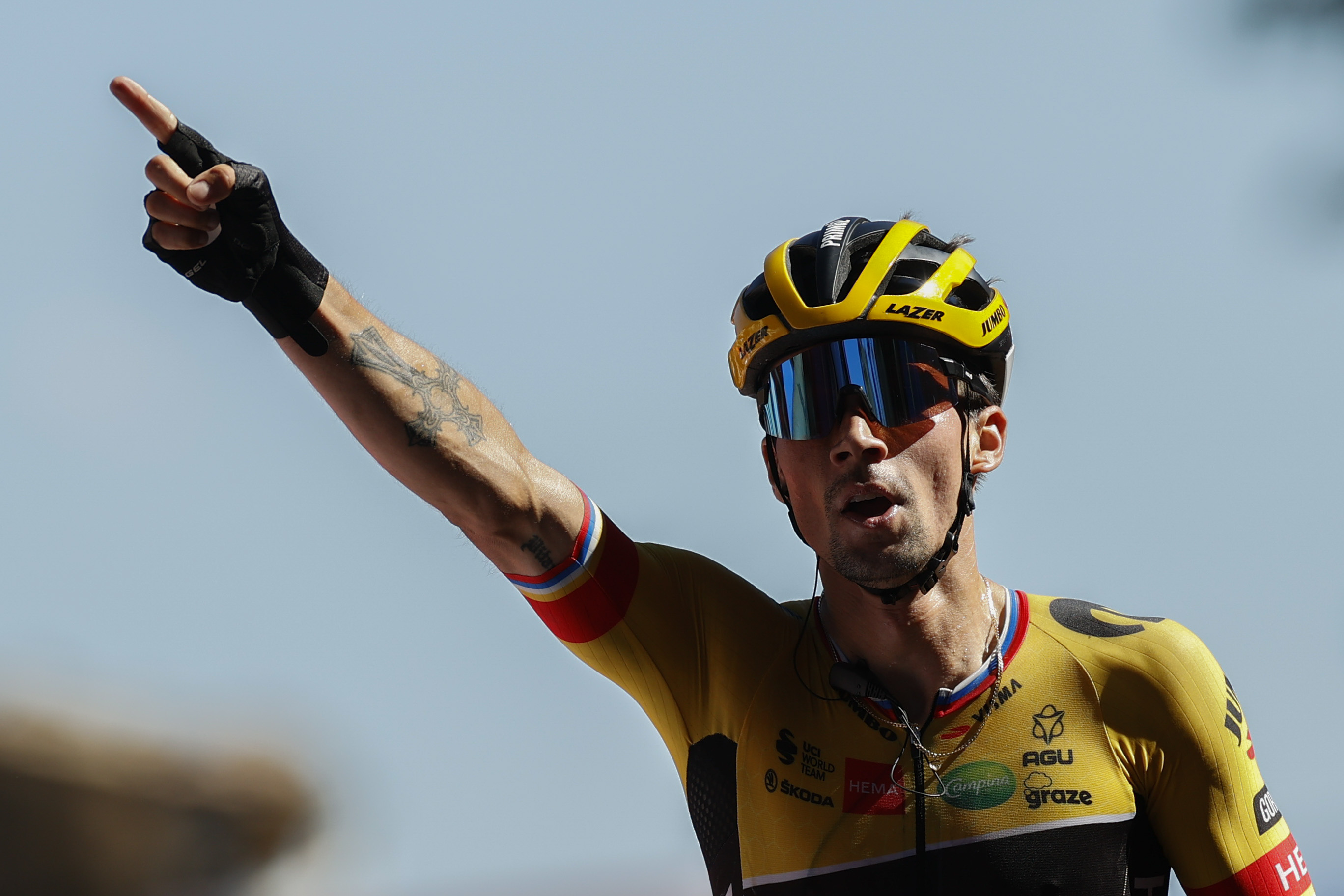 LAGUARDIA, 23/08/2022.-El ciclista esloveno del equipo Jumbo-Visma, Primoz Roglic, entra vencedor de la cuarta etapa y se coloca líder de La Vuelta este martes, disputada entre las localidades de Vitoria y Laguardia tras 152,5 km de recorrido. EFE/Javier Lizón