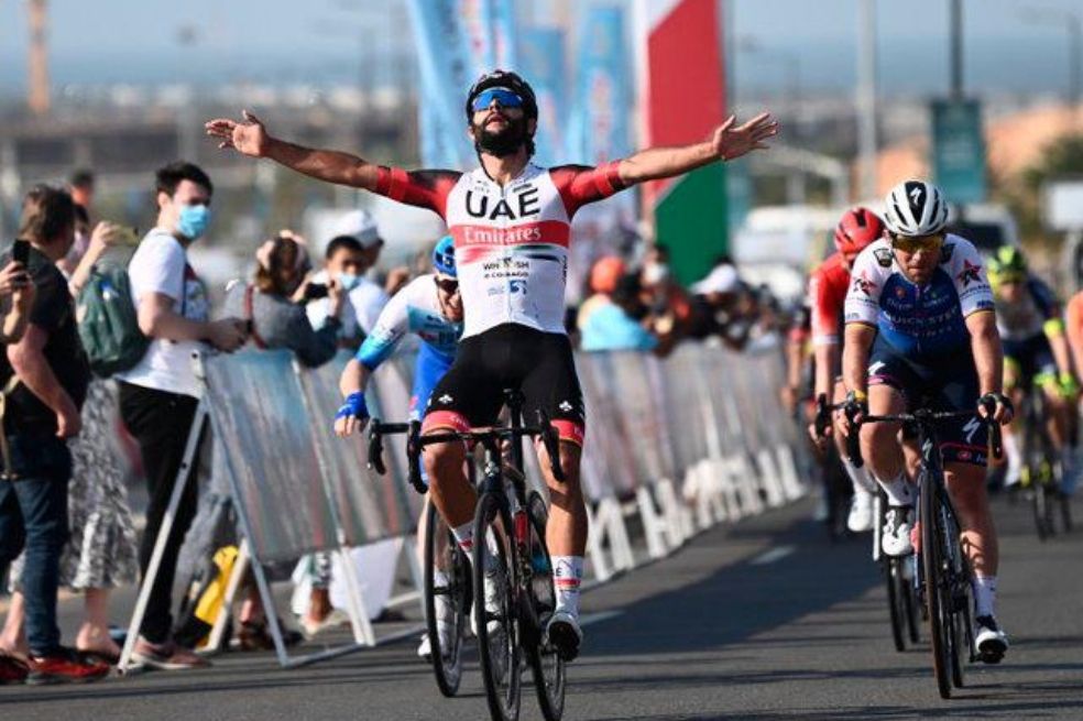 Fernando Gaviria le ganó en el esprint a Cavendish y es líder en el Tour de Omán