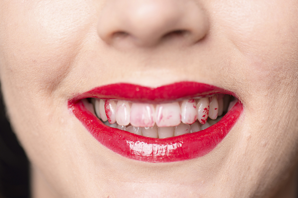 Truco fácil y efectivo para que tu labial no te manche los dientes