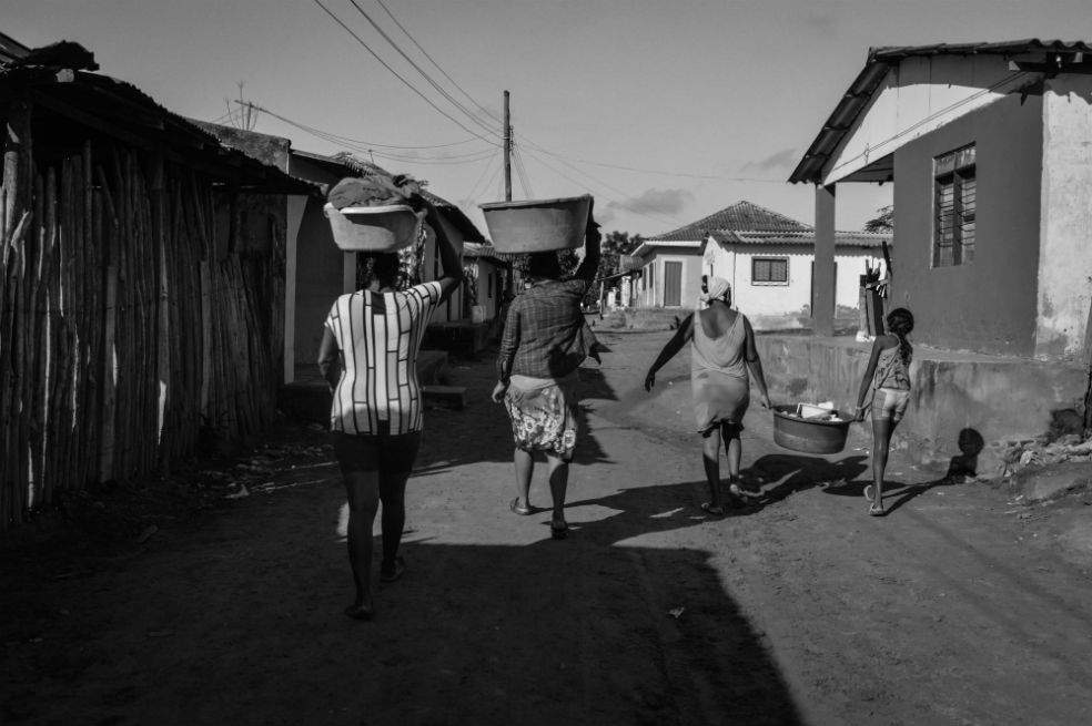 Después de lavar las mujeres regresan a casa.