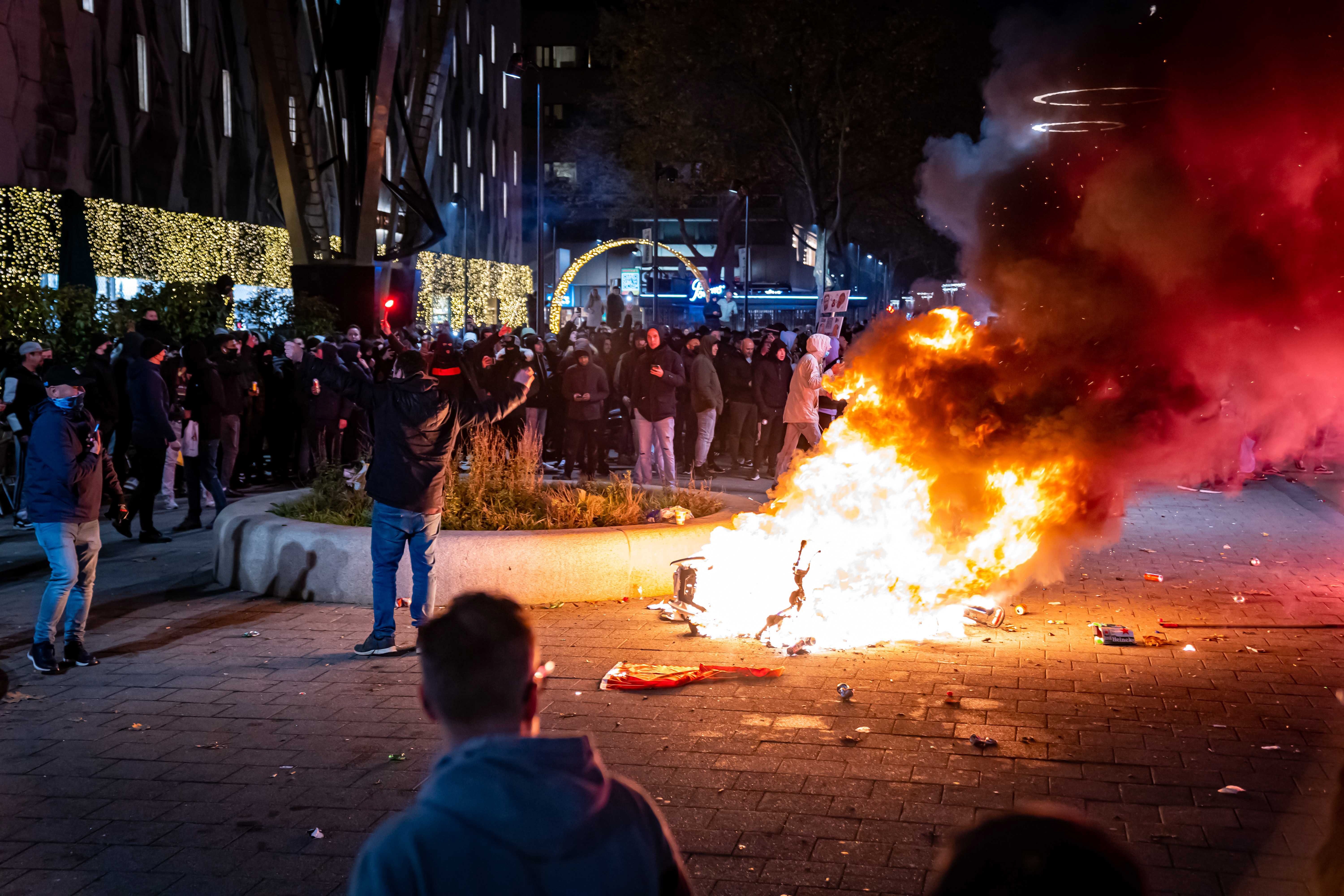Países bajos: protestas anticovid desataron el caos en Rotterdam