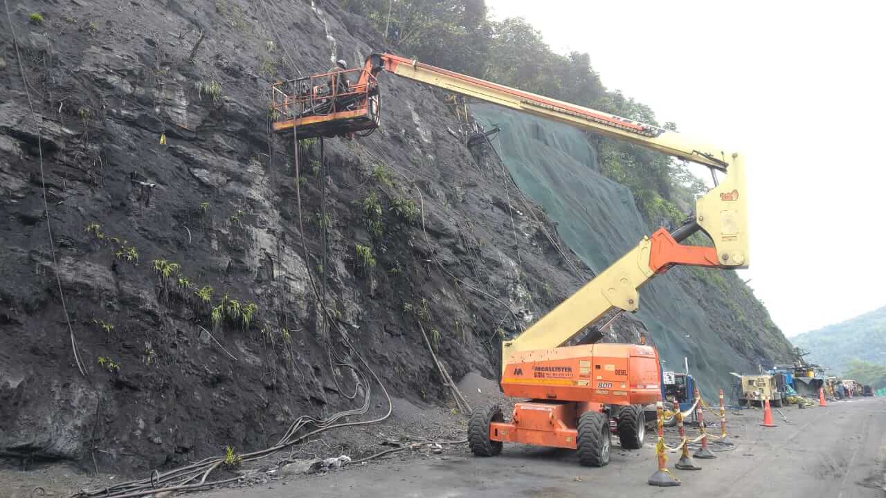 Carril afectado por la montaña en vía La Vega-Villeta sería reabierto en diciembre