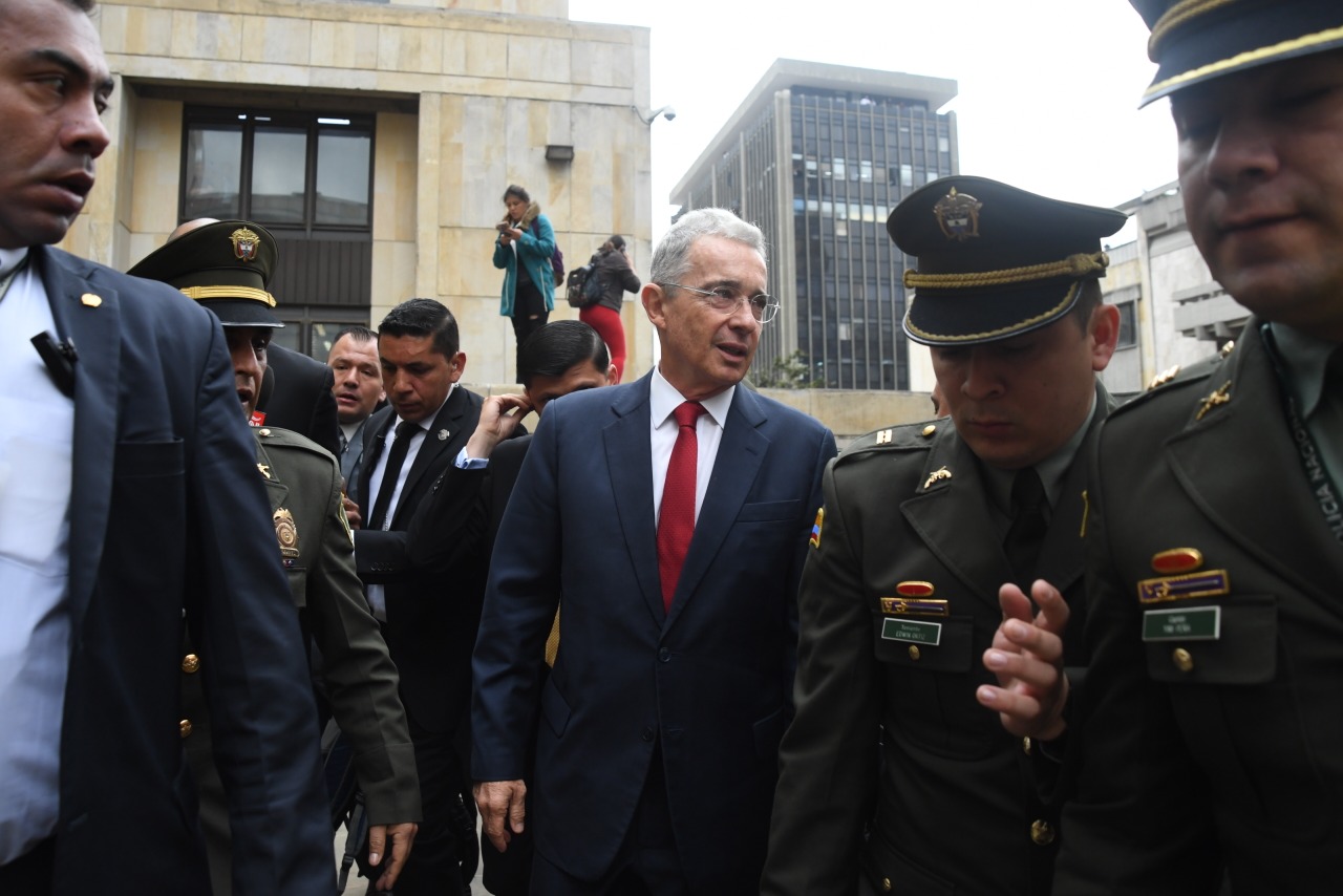 Álvaro Uribe Vélez podrá defenderse en libertad