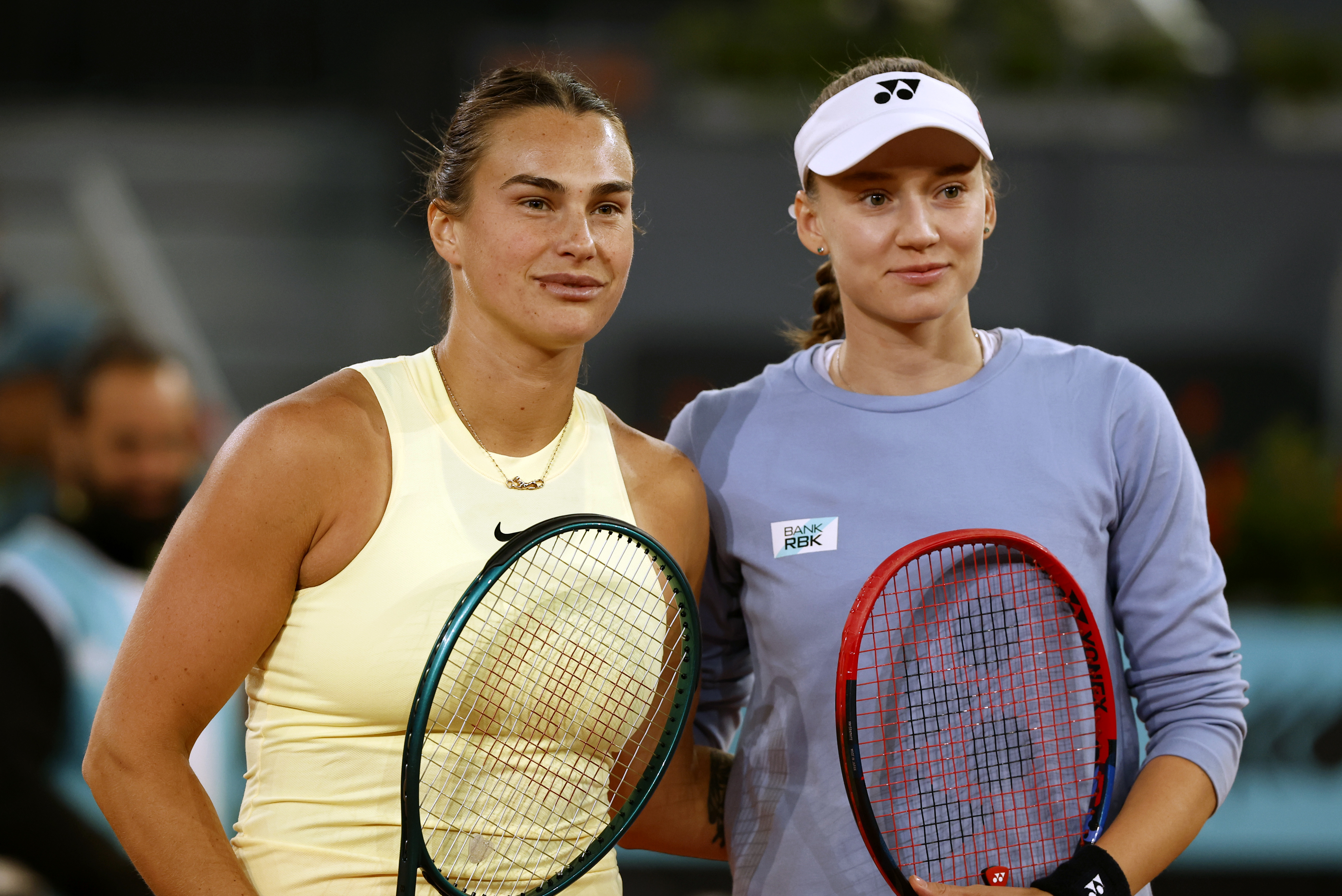 MADRID, 02/05/2024.- La tenista bielorrusa Aryna Sabalenka (i) y la tenista kazaja Elena Rybákina posan durante el encuentro de semifinales del Mutua Madrid Open que disputan este jueves, en las instalaciones de la Caja Mágica de Madrid. EFE/ Chema Moya