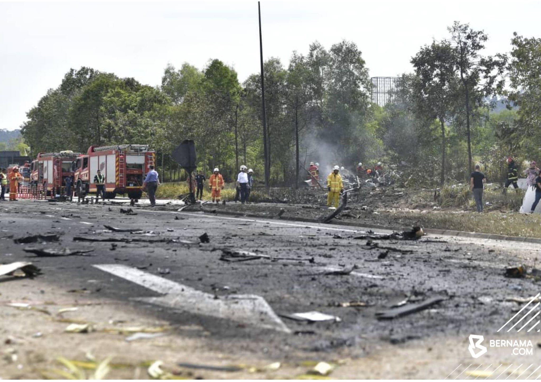 En video: avioneta cayó en picada en plena autopista y murieron diez personas