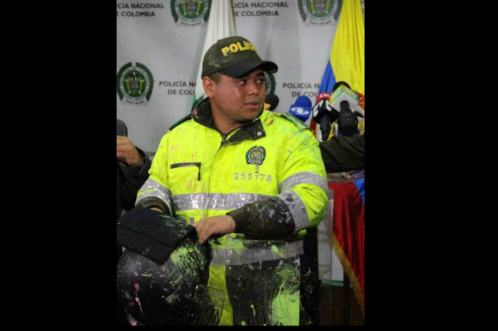 «Salí a garantizar los derechos de los estudiantes»: policía agredido con artefacto incendiario