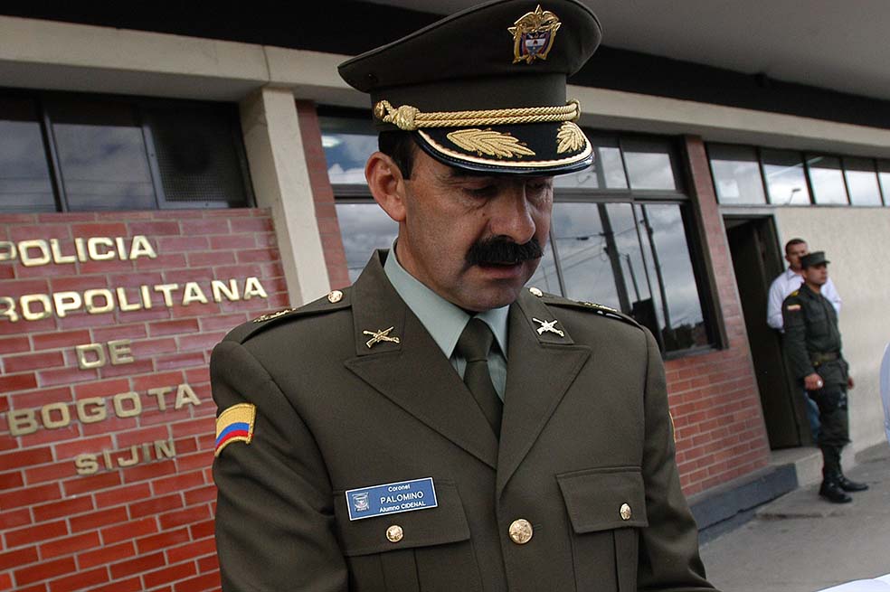 Detienen a 21 policías