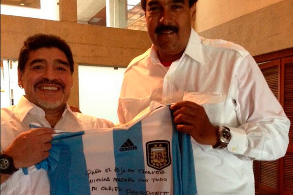 Maradona regala camiseta a Maduro para que la estrene como presidente