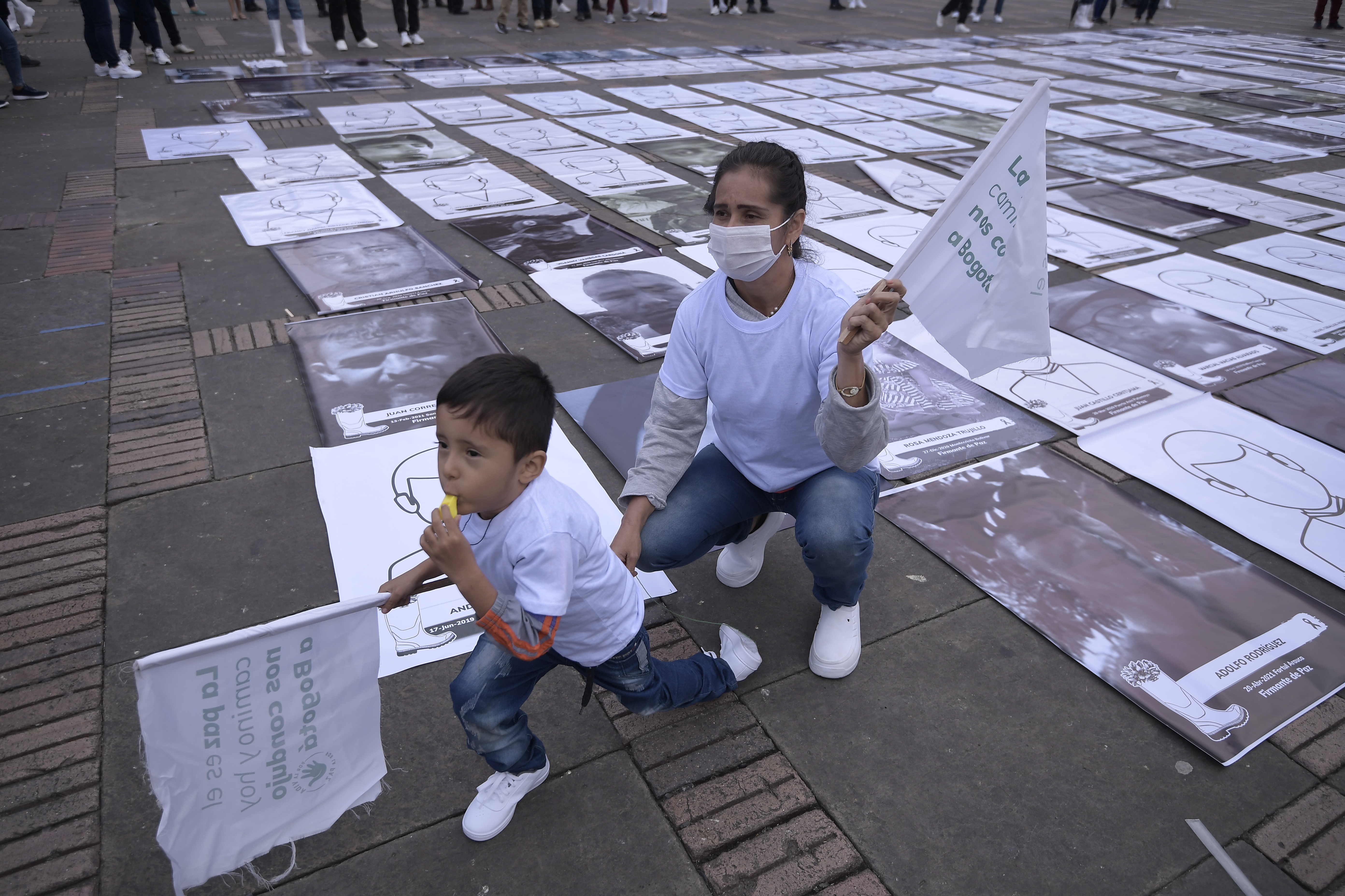 Este 7 de marzo, excombatientes de las Farc provenientes de distintas regiones del país convocaron una peregrinación en Bogotá para rechazar los asesinatos y amenazas en su contra. A la fecha, son alrededor de 300 firmantes del Acuerdo de Paz asesinados. Los manifestantes se concentraron en el Planetario Distrital y avanzaron hasta la Plaza de Bolívar.