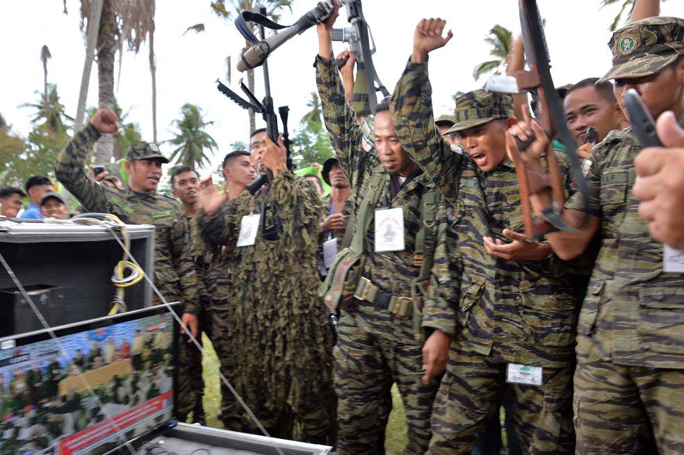 Filipinas firma acuerdo con el principal grupo armado del país