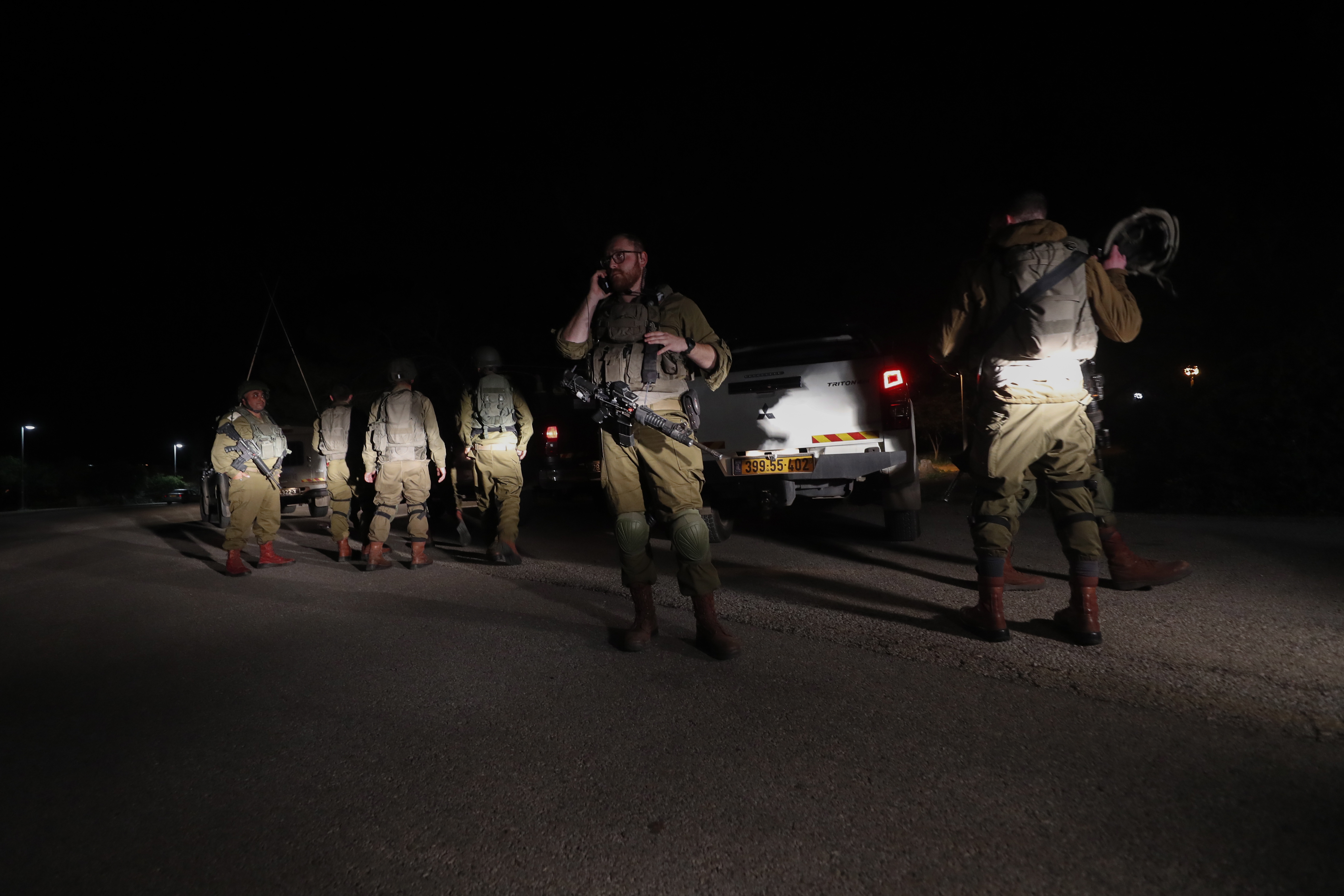 Natur (-), 09/04/2023.- Israeli soldiers gather while on alert after a rocket launched from Syria landed nearby, at the Israeli settlement of Natur, in the Israeli occupied Golan Heights, 09 April 2023. An Israeli army spokesperson reported that Israeli fighter jets struck targets in Syrian territory, including a military compound of the Fourth Division of the Syrian Armed Forces, military radars systems and artillery posts used by the Syrian Armed Forces. This strike followed the rocket fire out of Syria fired toward Israeli territory. (Incendio, Siria) EFE/EPA/ATEF SAFADI