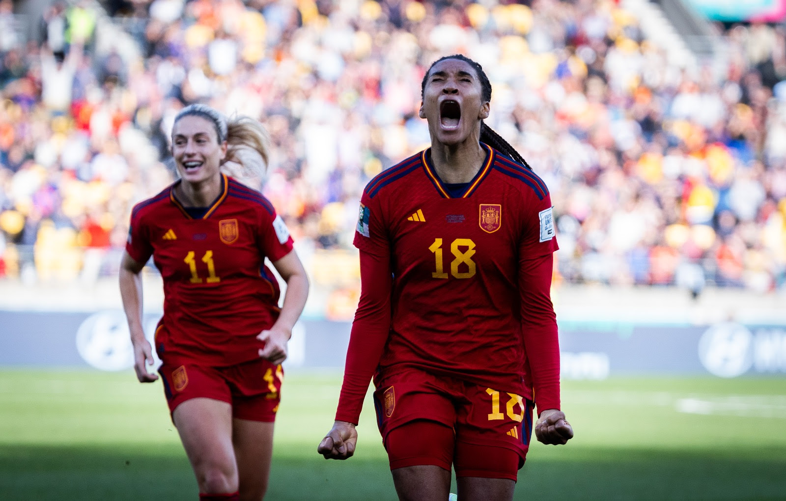 WELLINGTON (NUEVA ZELANDA), 11/08/2023.-La delantera de la selección española Salma Paralluelo (18), junto a su compañera Alexia Putellas (11), muestra su alegría tras marcar gol en la prórroga durante el partido de cuartos de final de la Copa Mundial Femenina de la FIFA 2023 entre España y Holanda en Wellington, correspondiente a los cuartos de final del mundial femenino en Australia y Nueva Zelanda. EFE / RFEF SOLO USO EDITORIAL/SOLO DISPONIBLE PARA ILUSTRAR LA NOTICIA QUE ACOMPAÑA (CRÉDITO OBLIGATORIO)