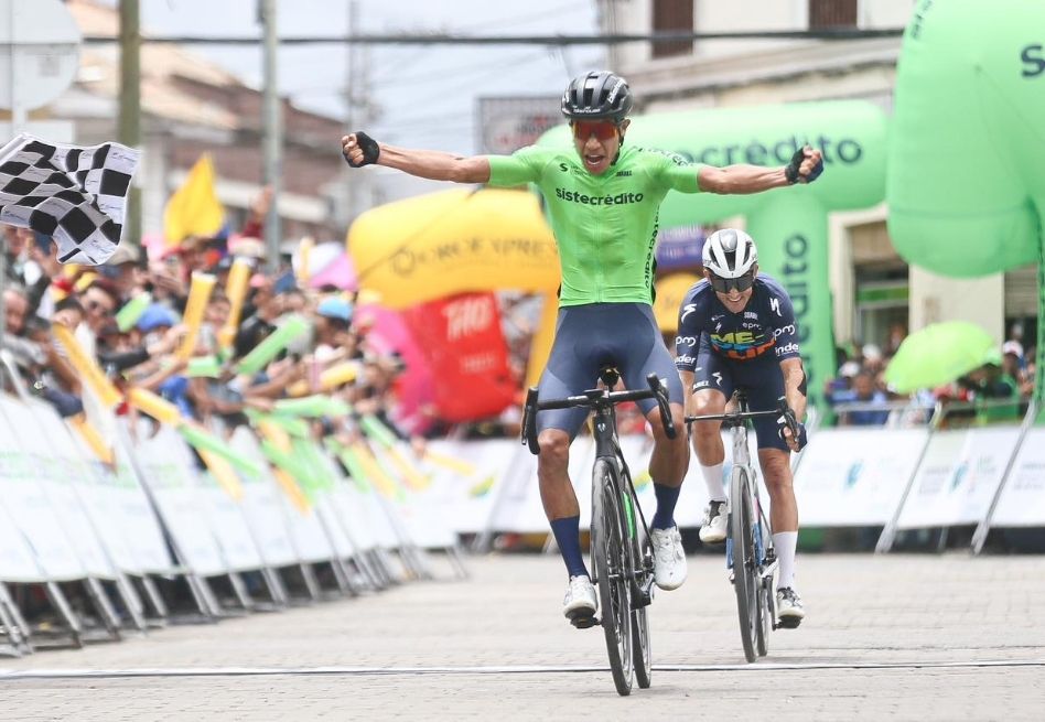 José Urián le ganó el esprint a Sevilla y se llevó la etapa 4 del Clásico RCN 2025