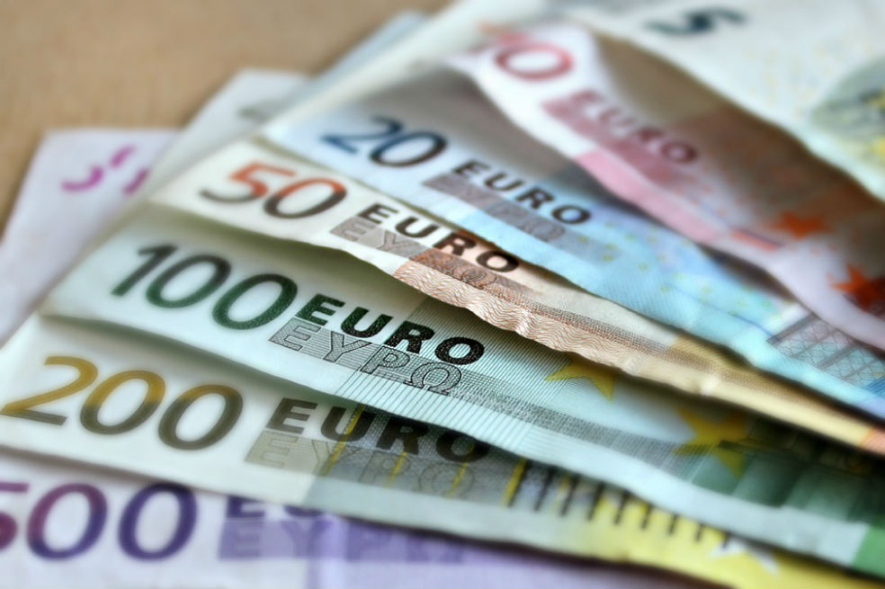 Independentistas catalanes sacan dinero de bancos para protestar