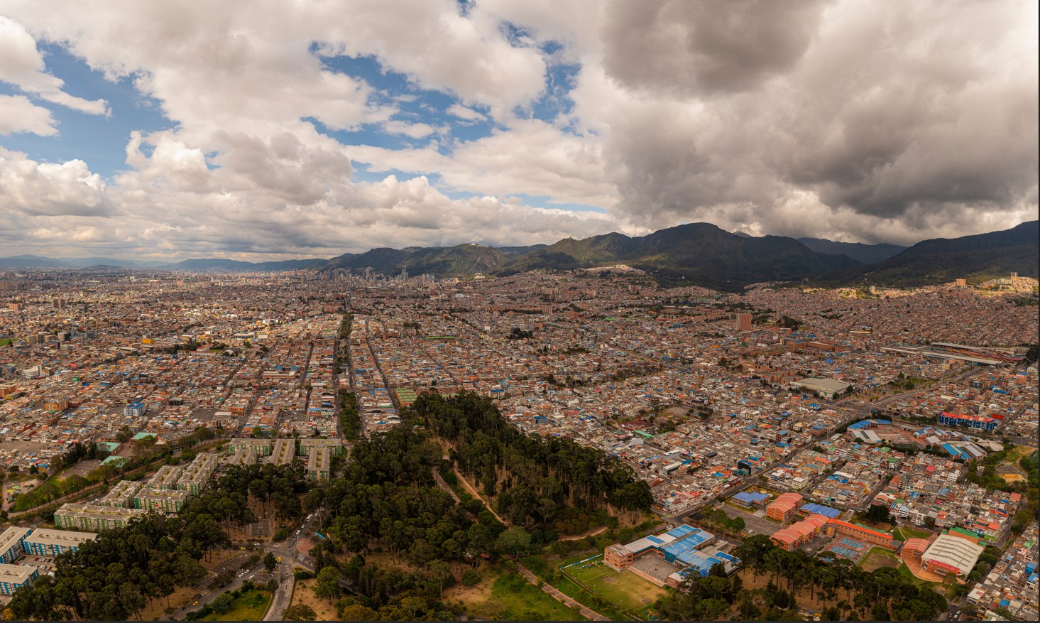 Localidad Rafael Uribe Uribe
El Bosque San Carlos es una de las reservas ambientales y protegidas más importantes de la localidad Rafael Uribe Uribe; es patrimonio por el legado histórico que representa cada uno de sus árboles y un espacio mágico para caminantes, deportistas, ciudadanía y viajeros que disfrutan de las actividades al aire libre y el contacto con la naturaleza.