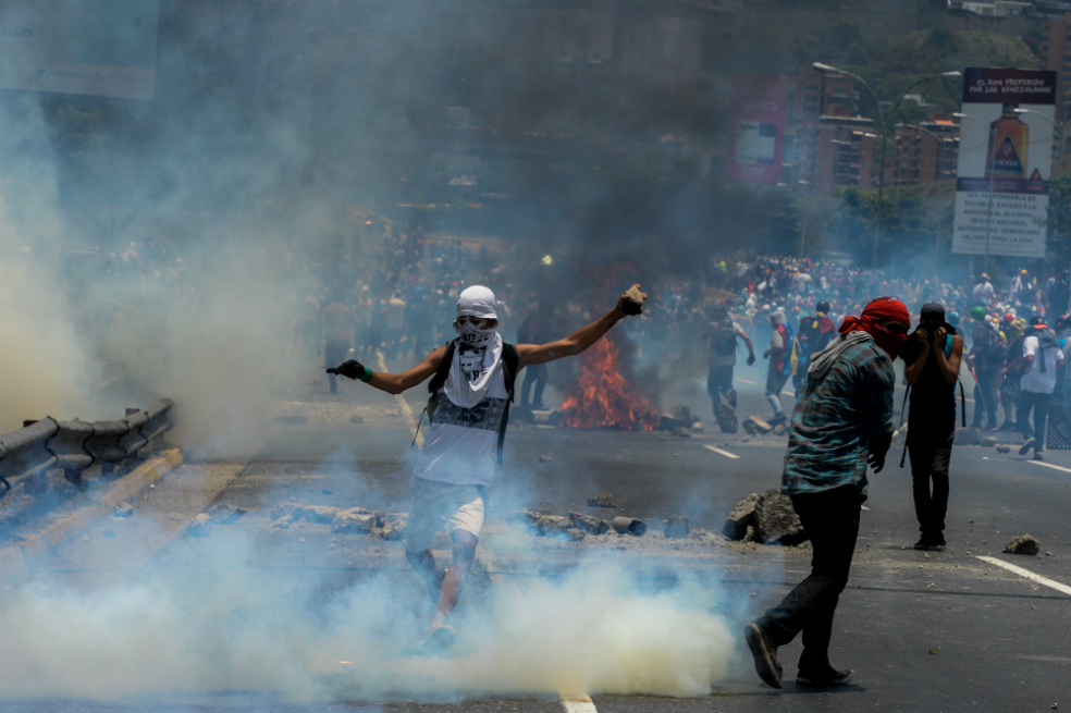 Bombas lacrimógenas impactan centro médico durante protestas en Venezuela