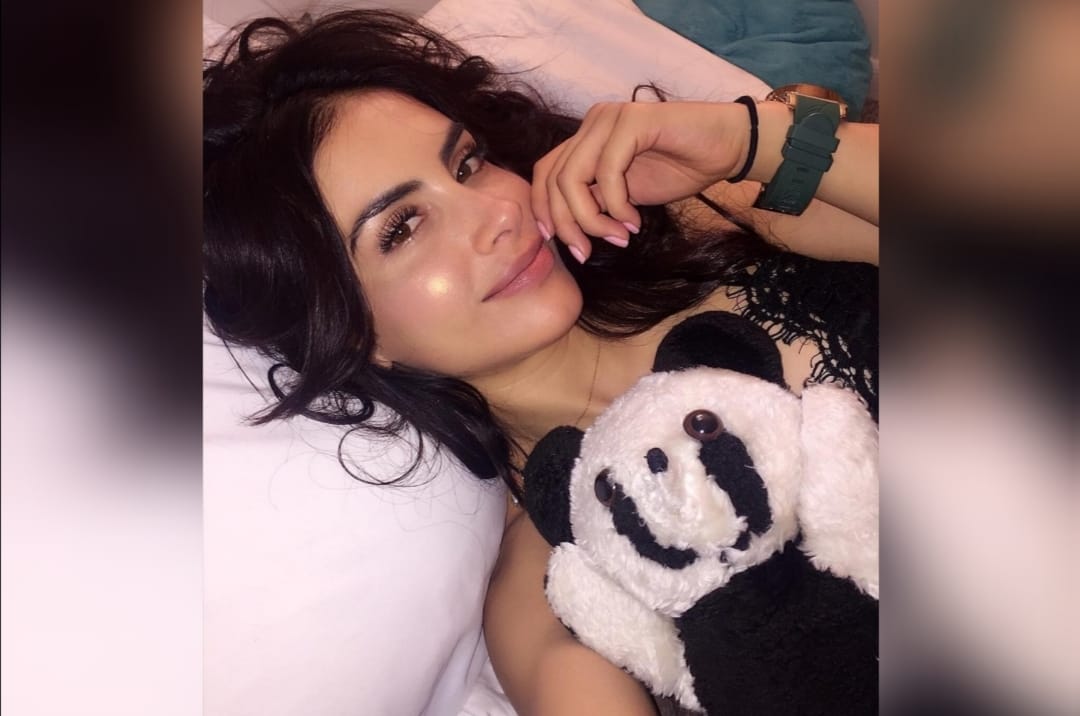 Jessica Cediel y su compañero inseparable hace 35 años, su oso de peluche.