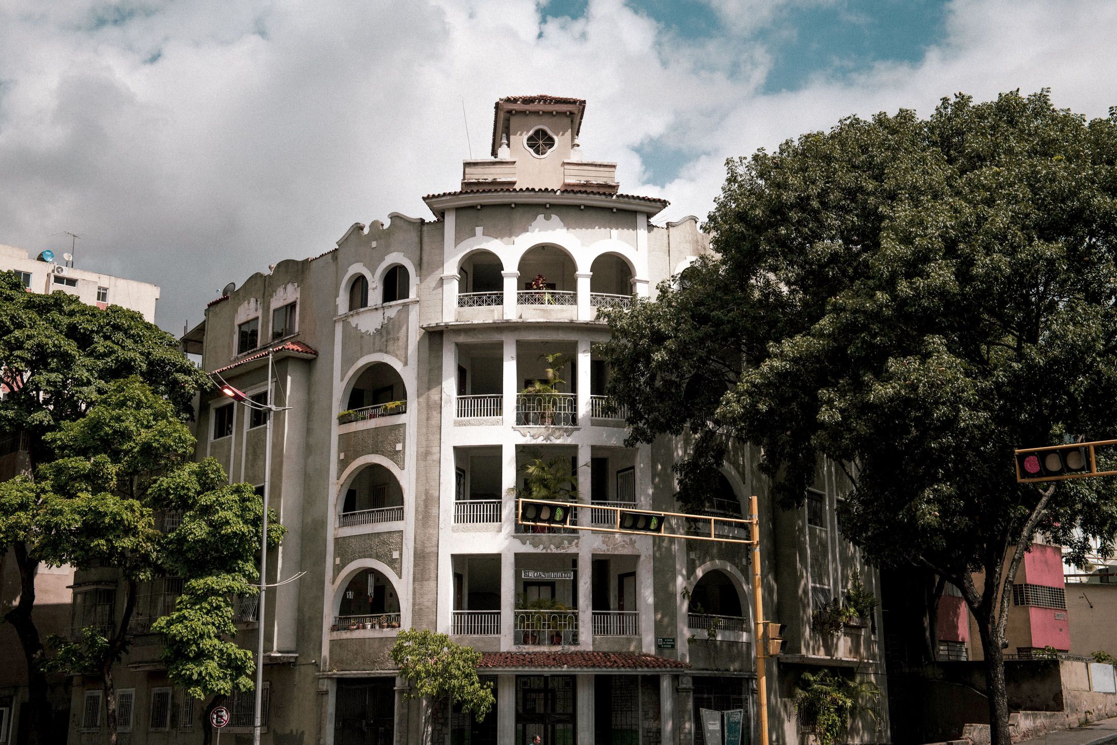 "La arquitectura moderna de Caracas es extraordinaria. Es una característica importante de esta ciudad", dijo Hannia Gómez, arquitecta y directora de la sucursal venezolana de Docomomo, una organización internacional sin fines de lucro dedicada a la conservación de edificios modernos. "Pero gran parte de este patrimonio está muy deteriorado".