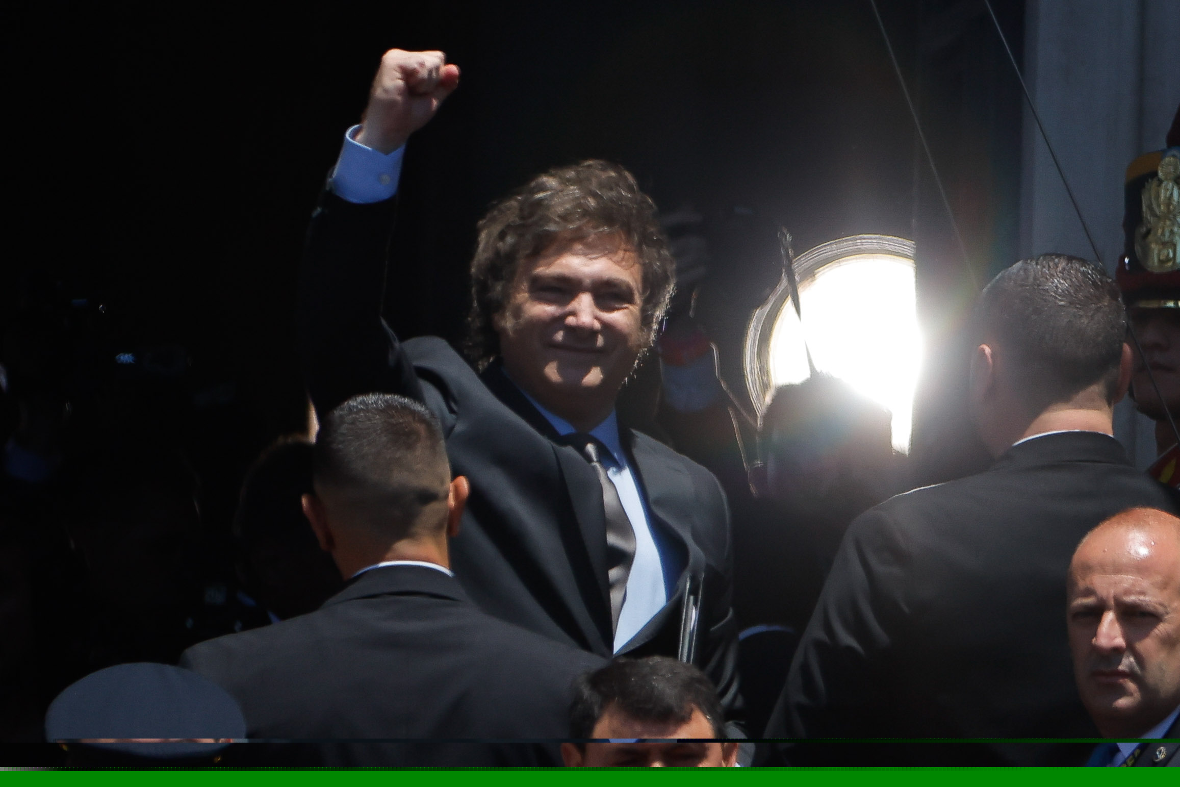 AME3458. BUENOS AIRES (ARGENTINA), 10/12/2023.-  El presidente electo de Argentina, Javier Milei, llega al Congreso de la Nación, donde jurará como próximo jefe de Estado del país suramericano por el período 2023-2027, hoy en Buenos Aires (Argentina). El líder de La Libertad Avanza (ultraderecha) salió del Hotel Libertador, de Buenos Aires, donde vive desde hace dos meses y donde estableció su cuartel de campaña electoral y su oficina de trabajo desde que ganó la segunda vuelta de los comicios el pasado 19 de noviembre. EFE/ Juan Ignacio Roncoroni