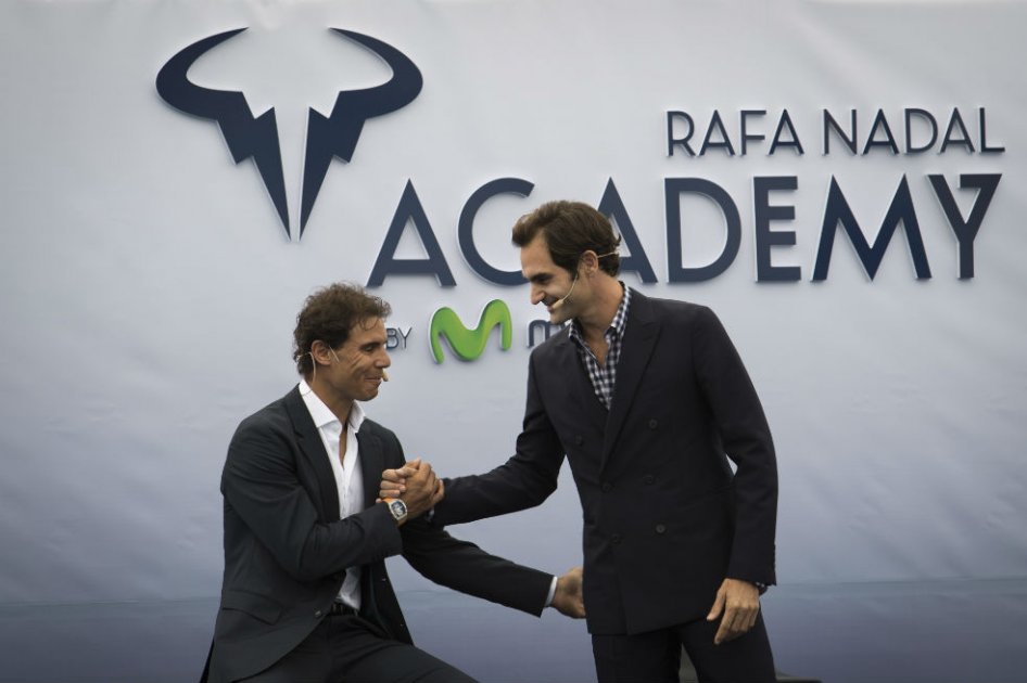 Rafael Nadal y Roger Federer durante la presentación de la academia de tenis del español. Foto: AFP