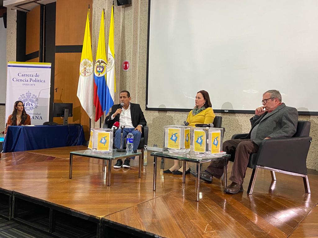 Durante el encuentro, los dos responsables del conflicto respondieron preguntas de estudiantes de la Universidad Javeriana.