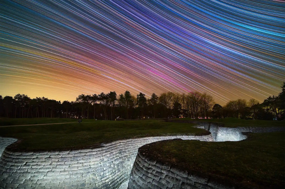 Estelas de estrellas sobre las trincheras de la Primera Guerra Mundial conservadas en el Monumento Nacional Canadiense de Vimy, en el norte de Francia.
