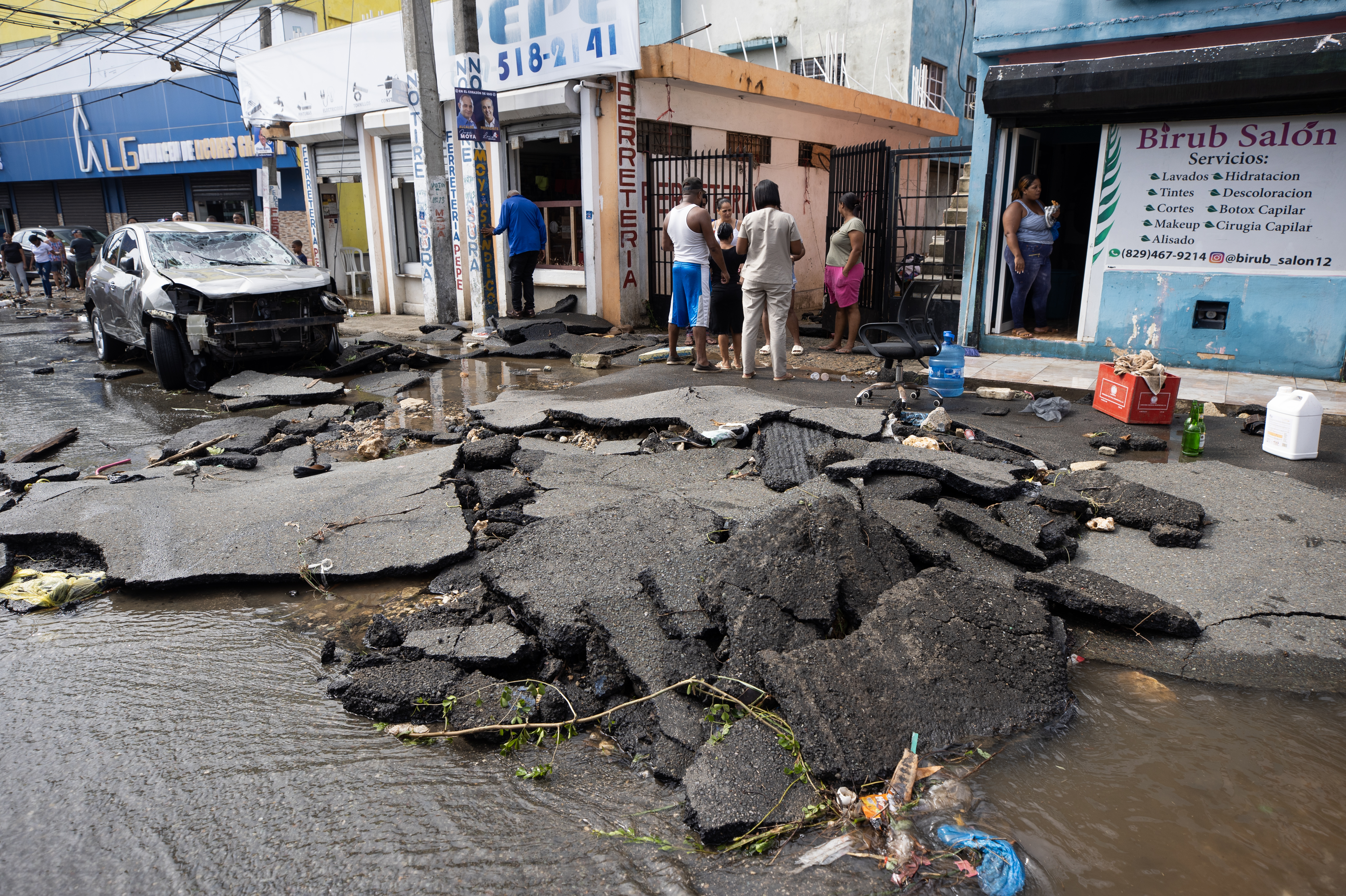 SANTO DOMINGO (REPÚBLICA DOMINICANA), 19/11/2023.- Fotografía que muestra un vehículo arrastrado por la corriente, hoy en Santo Domingo (República Dominicana). Las lluvias torrenciales que afectan a República Dominicana desde el viernes han obligado a desplazar de sus hogares a cerca de 8.000 personas, dañado viviendas e infraestructuras y más de una docena de muertos, aunque las autoridades solo confirmaron nueve fallecidos. EFE/Orlando Barría