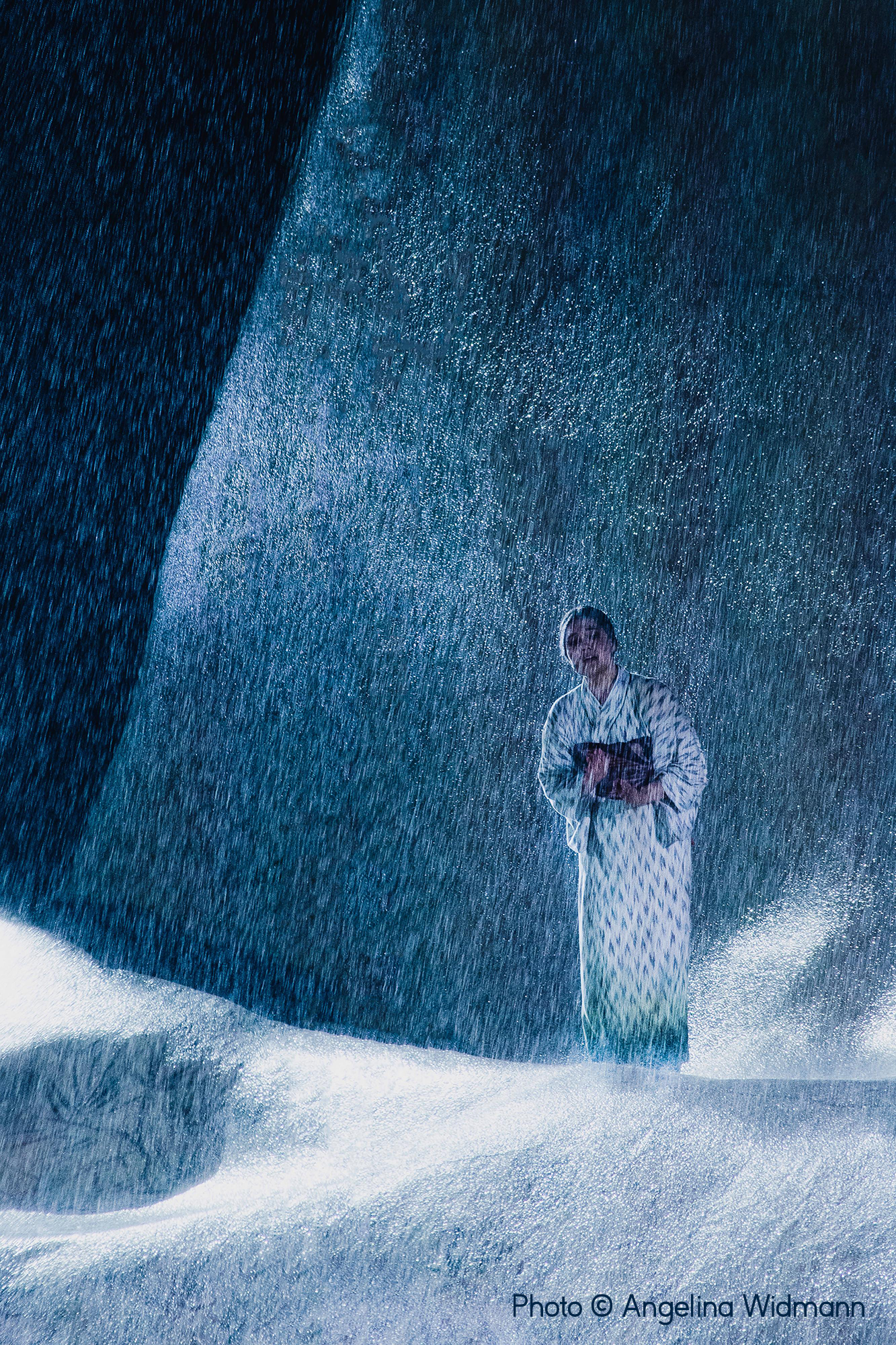 En la categoría para jóvenes, la ganadora fue Angelina Wildmann con la fotografía que capturó durante una actuación de la obra Madame Butterfly en la orilla oriental del lago de Constanza, en Austria, un lugar ampliamente conocido por su humedad debido a su proximidad a las montañas. De hecho, recibe más de 1600 milimetros de lluvia al año.