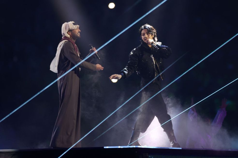 Jungkook, la estrella y vocalista de la agrupación surcoreana BTS, cantó, con la estrella catarí Fahad Al-Kubaisi, el tema Dreamers, la canción oficial del Mundial. Dana, cantante catarí, abrió la ceremonia.