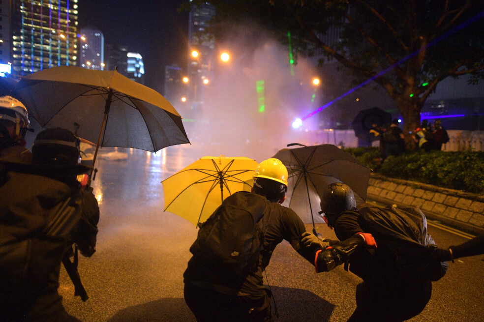 Aniversario del movimiento de los paraguas termina en enfrentamientos en Hong Kong