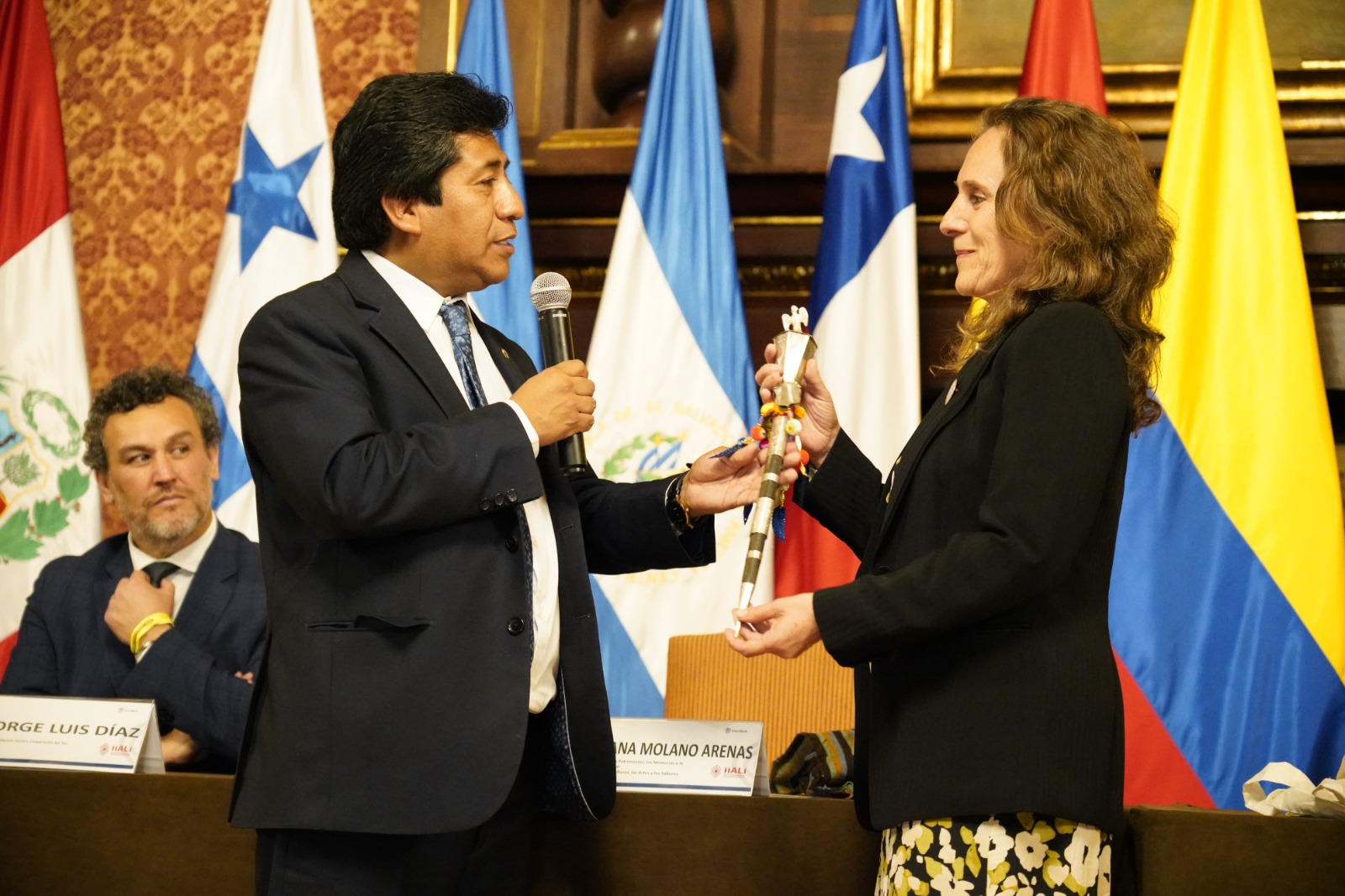 La viceministra Adriana Molano recibió la presidencia del instituto, que estaba a cargo de Elmer Catarina Mamani, vicecanciller de Bolivia.