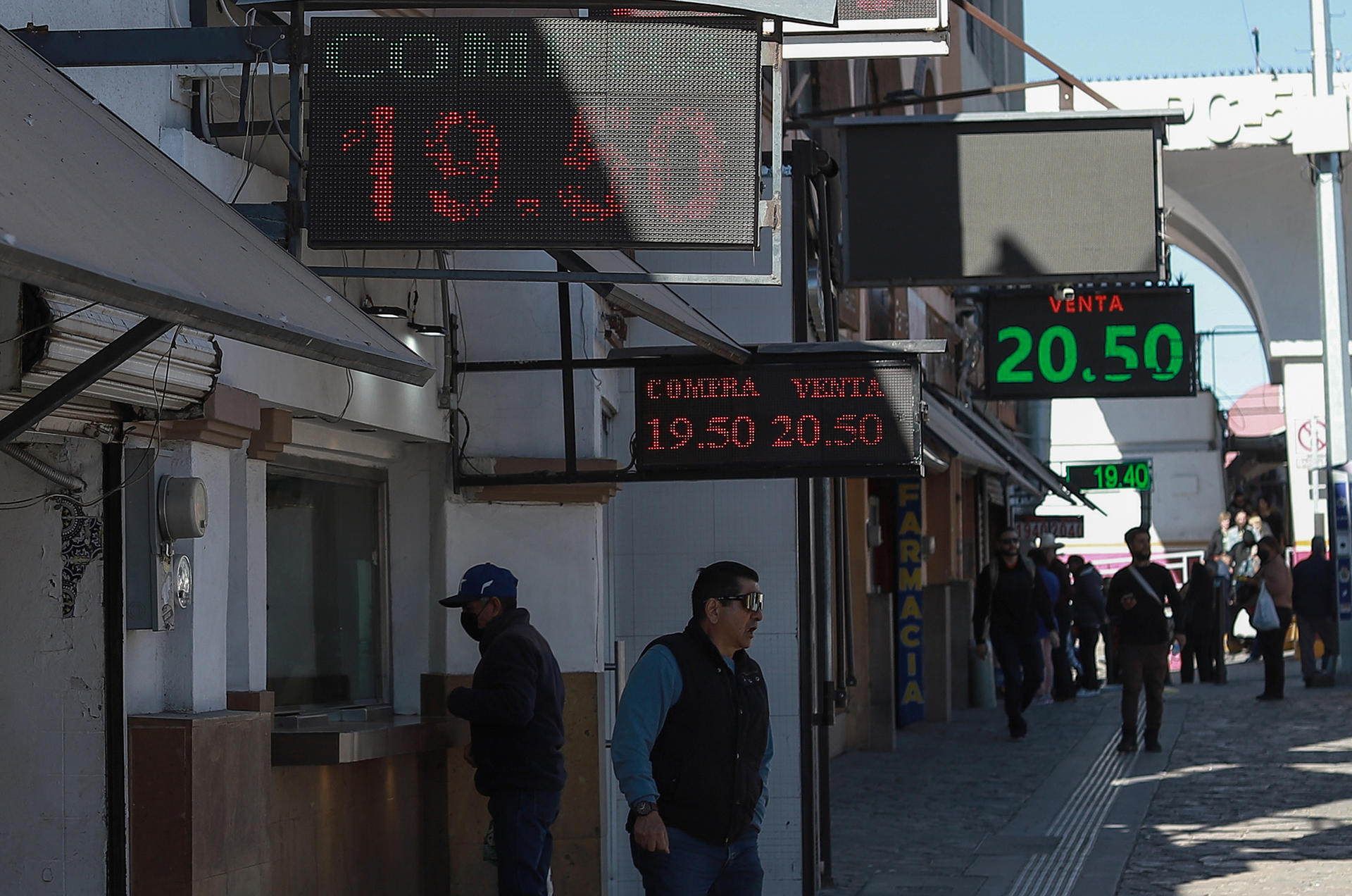 Cobrar por las remesas, otra idea de Trump contra la migración