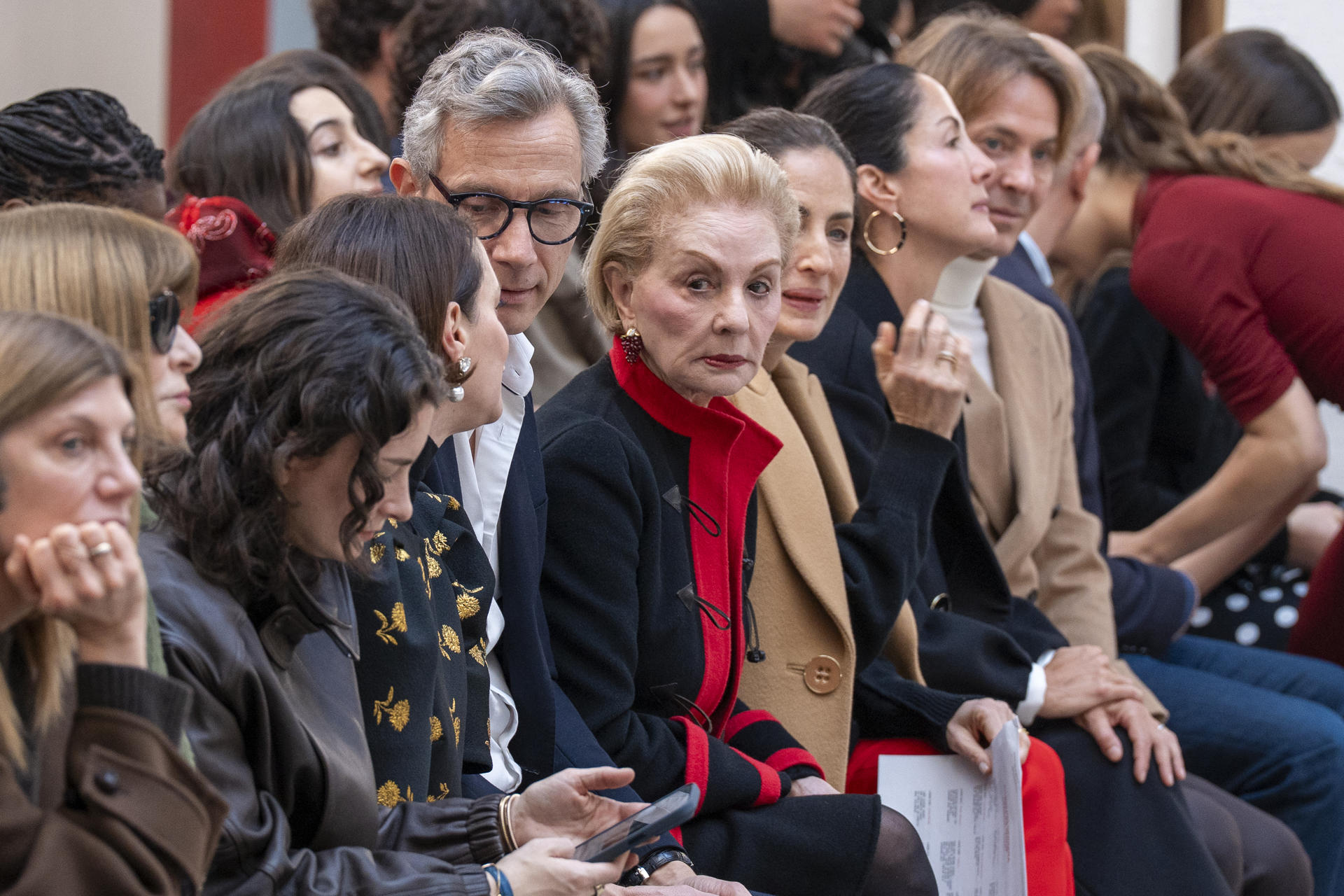 ACOMPAÑA CRÓNICA: EEUU MODA NUEVA YORK AME4402. NUEVA YORK (ESTADOS UNIDOS), 12/02/2026.- La diseñadora venezolana Carolina Herrera (c) asiste a un desfile de moda este jueves, en Nueva York (Estados Unidos). La nueva colección de Carolina Herrera es una oda al poder creativo de las mujeres artistas, mecenas, galeristas, coleccionistas y musas, las mismas que lucieron sus propuestas de otoño-invierno en Nueva York. EFE/ Ángel Colmenares