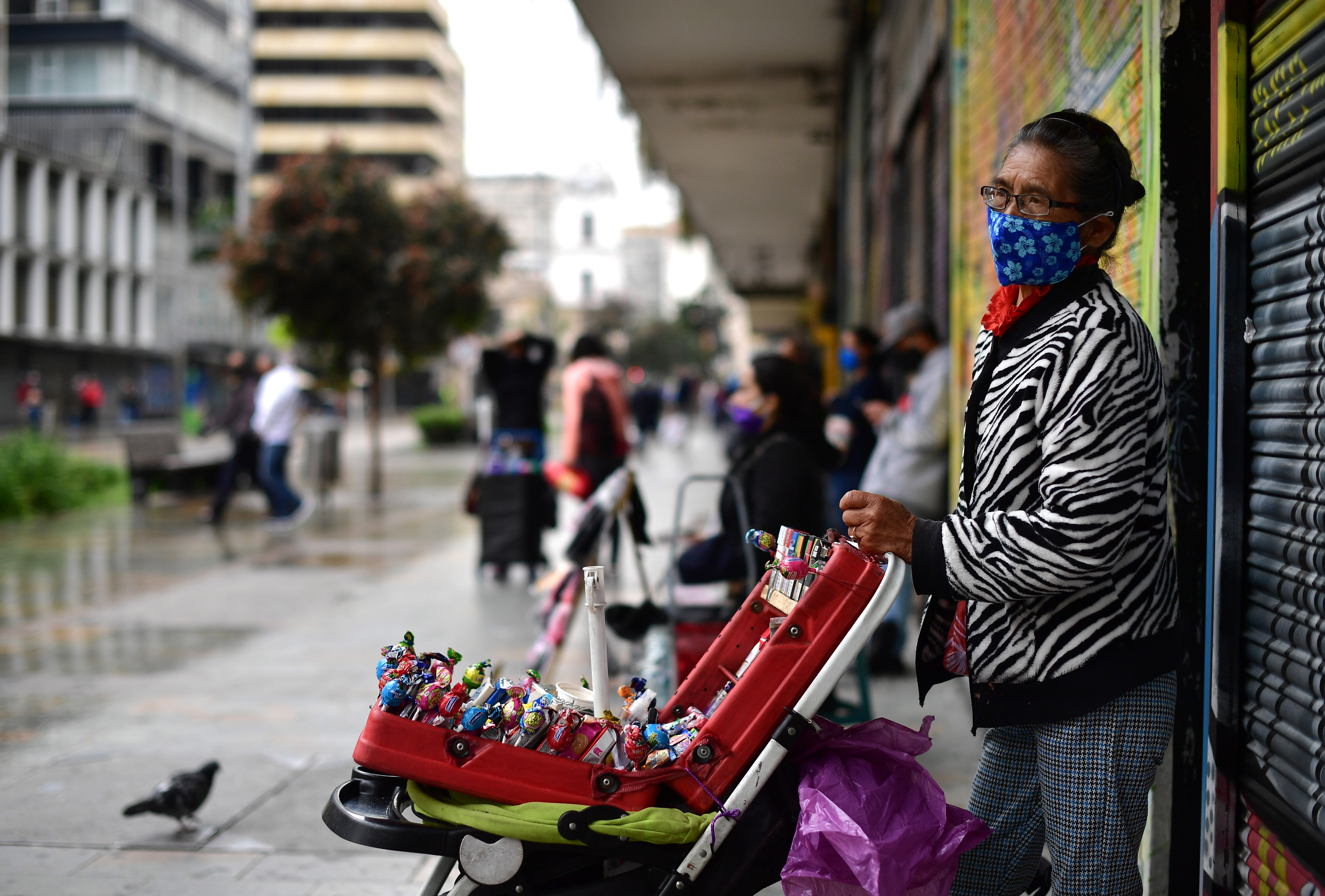 Personas de la tercera edad en la calle durante el aislamiento obligatorio en Bogotá, a causa del Covid-19.