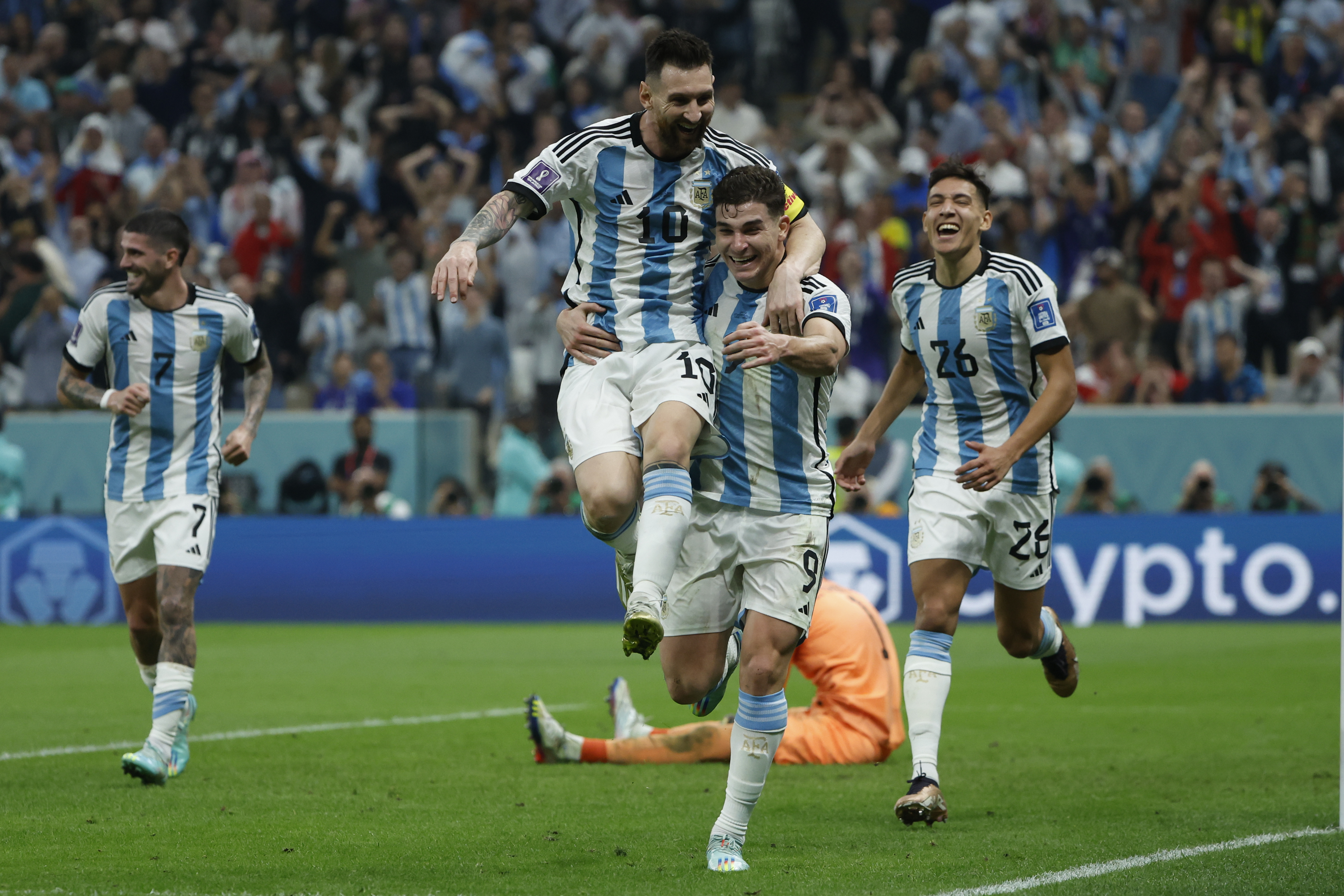 GR2072. LUSAIL (CATAR), 13/12/2022.- Julián Álvarez (d) de Argentina celebra un gol con Lionel Messi hoy, en un partido de semifinales del Mundial de Fútbol Qatar 2022 entre Argentina y Croacia en el estadio de Lusail (Catar). EFE/ Juanjo Martin