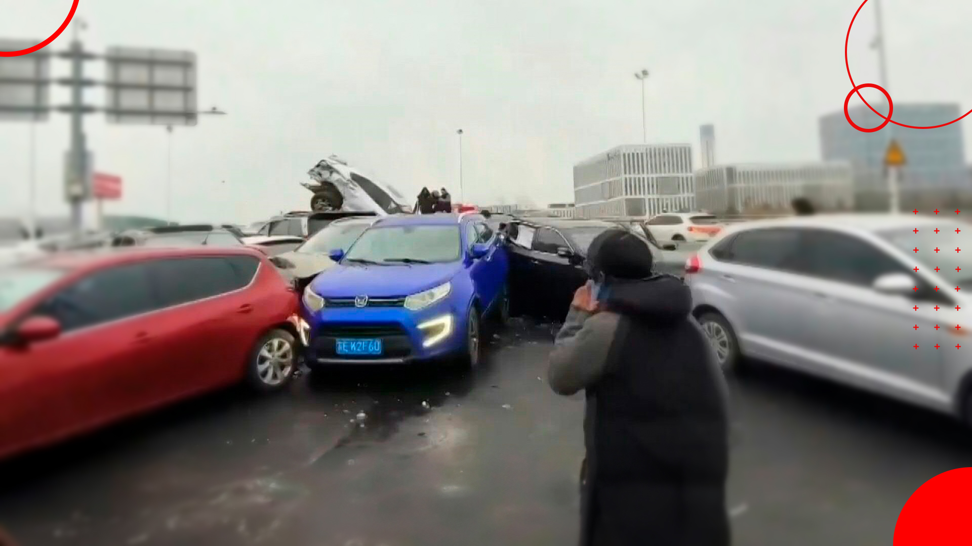 Choque múltiple de cien autos en una autopista china