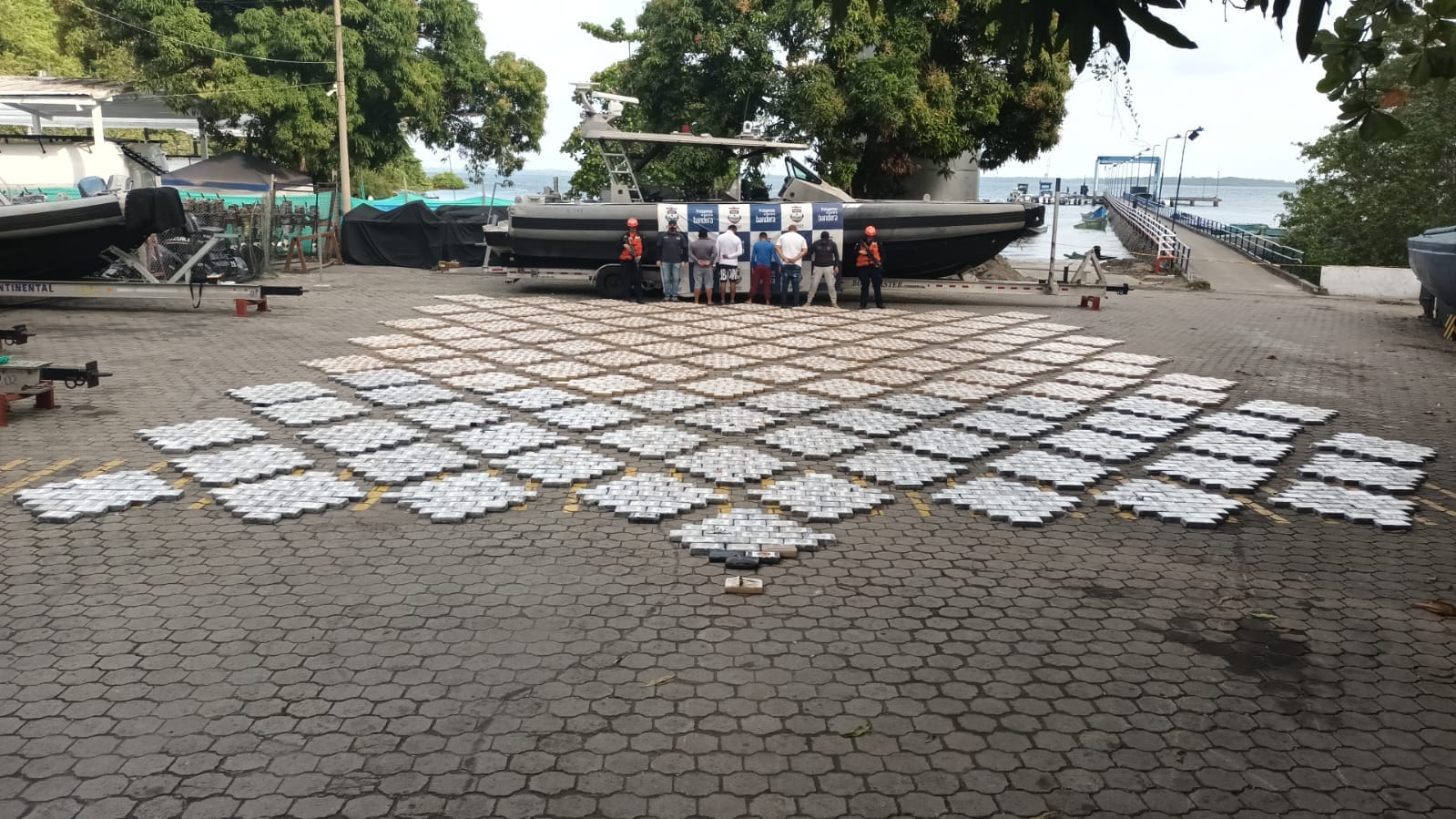 Incautan semisumergible con más de tres toneladas de coca en el Pacífico colombiano