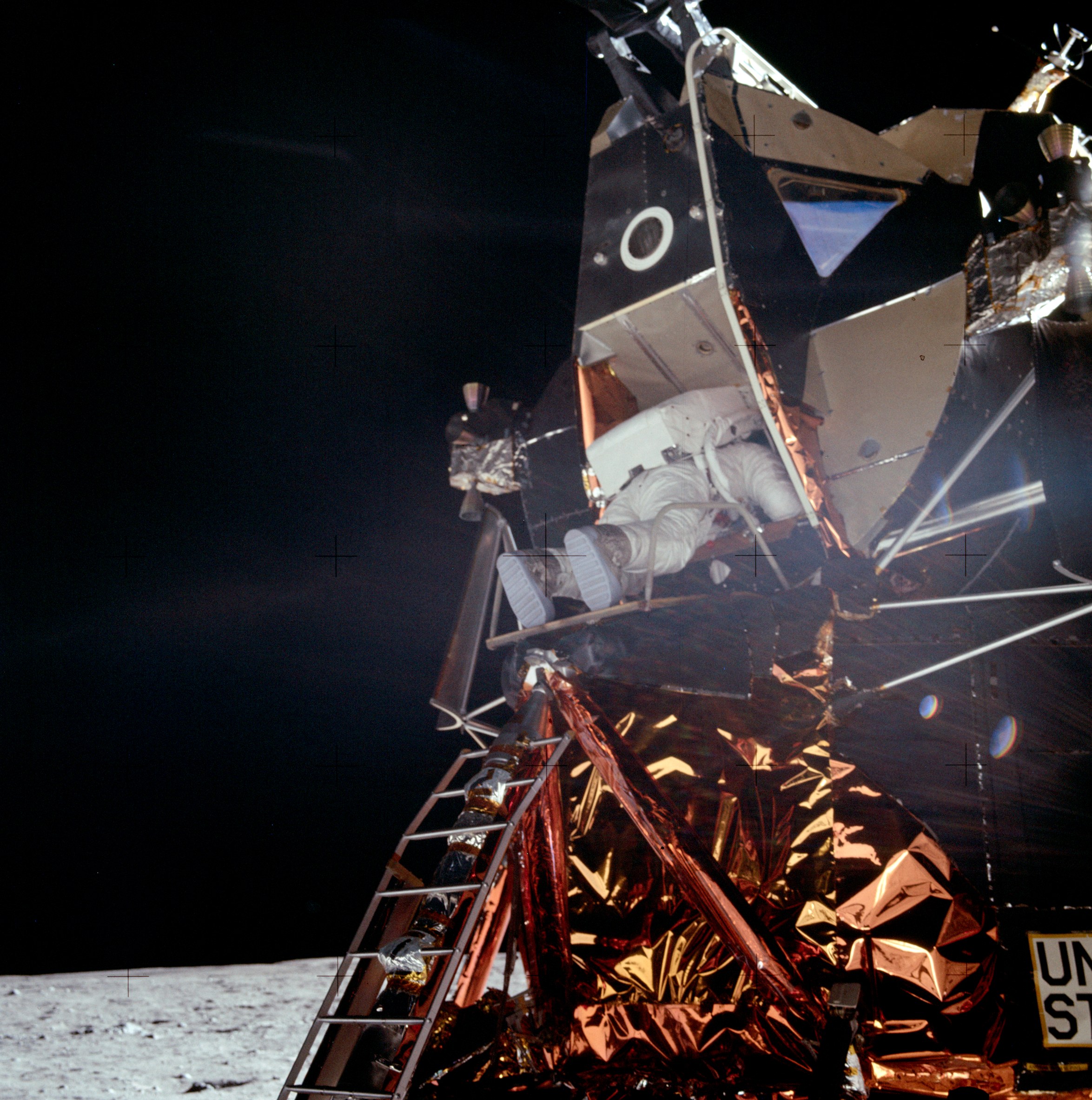 03:11:57 GMT. Buzz Aldrin emerge del módulo lunar.NASAEl periodista Jorge Manrique, en cambio, recuerda que su papá compró un televisor de 23 pulgadas, marca Silver,que reunió a personas de varias cuadras en Manizales para entre todos adivinar si las borrosas imágenes efectivamente eran el gran paso.