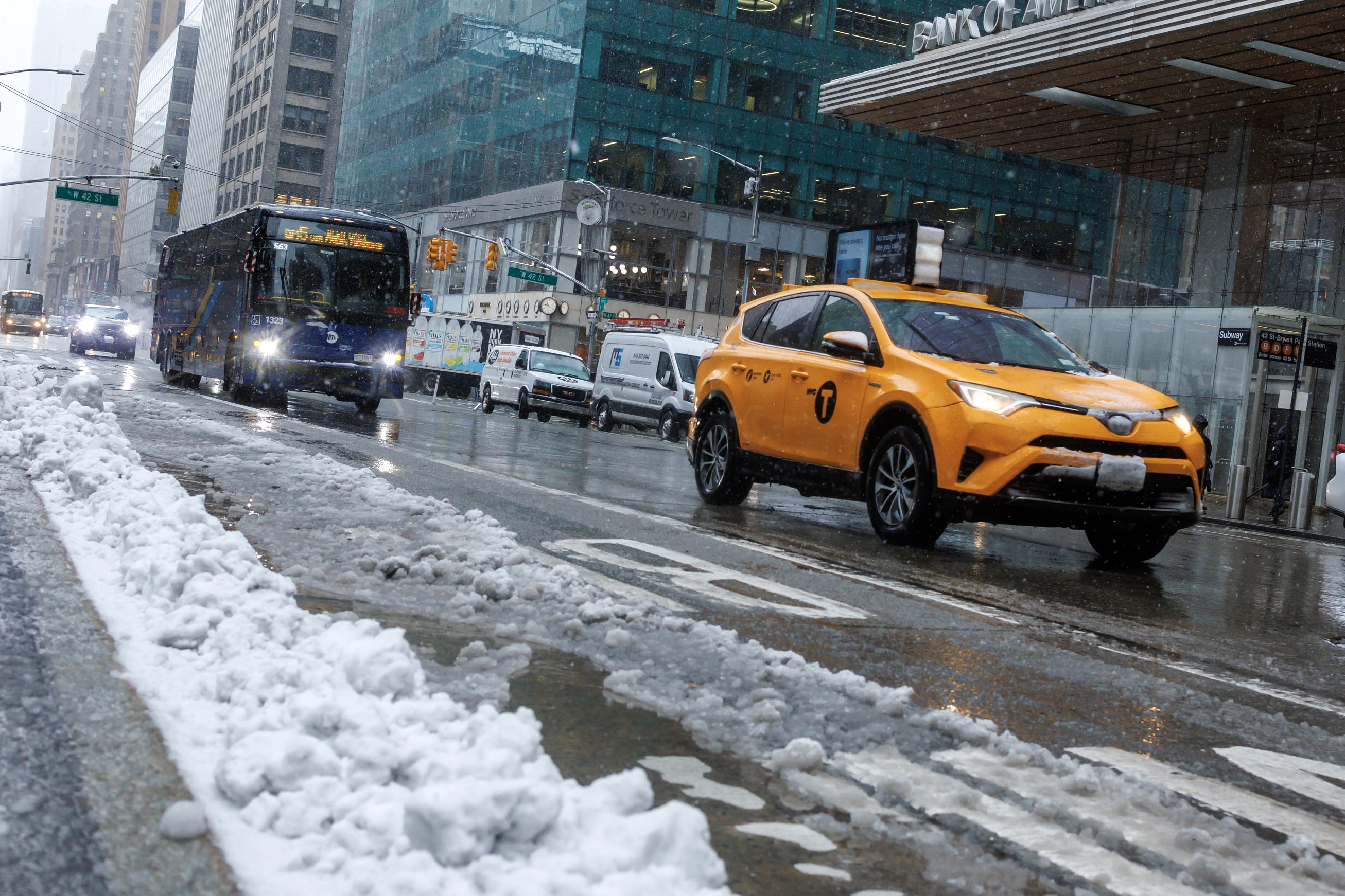 Vuelos cancelados y caos de transporte por tormenta de nieve en Nueva York