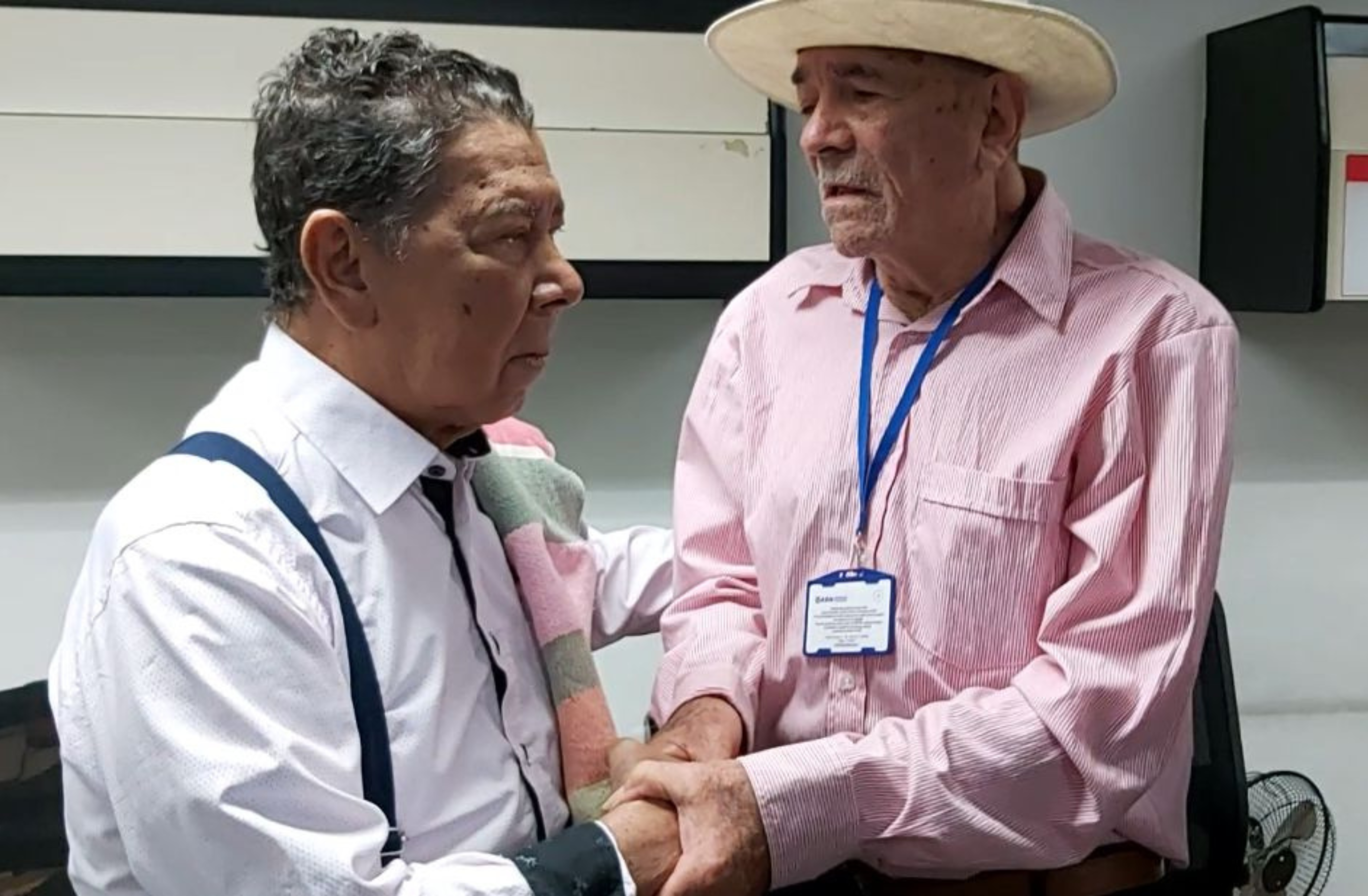 La Grieta es un libro sobre la historia de los sentimientos de dos familias, la de Ramón Isaza, el viejo jefe paramilitar, y la de Manuel Buitrago, el padre de los fundadores del frente Carlos Alirio Buitrago del ELN.