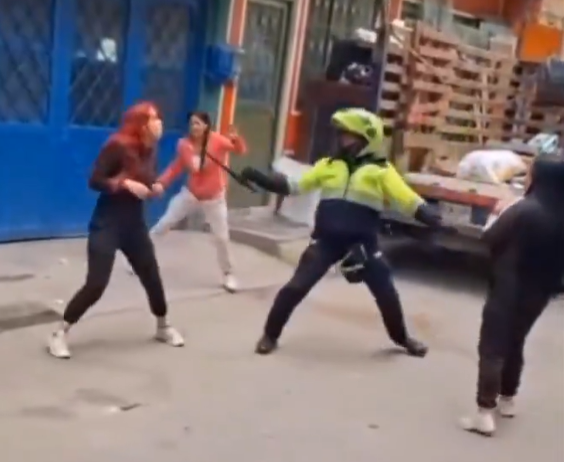 Abren investigación por exceso de fuerza policial: mujer resultó agredida