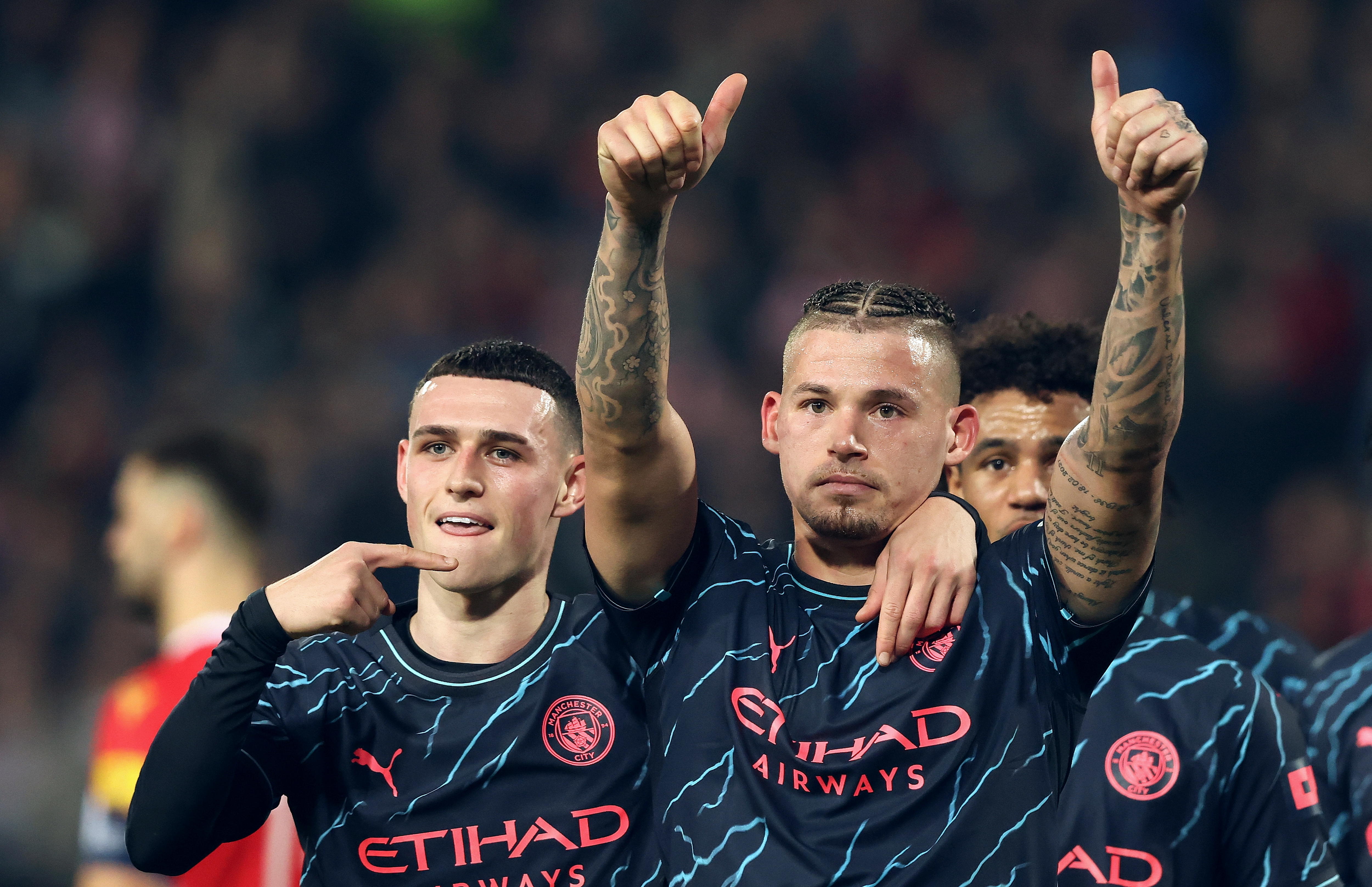 Belgrade (Serbia), 13/12/2023.- Manchester City's Kalvin Phillips celebrates with team-mate Phil Foden (L) after scoring the 1-3 goal during the UEFA Champions League group G soccer match between Red Star and Manchester City in Belgrade, Serbia, 13 December 2023. (Liga de Campeones, Belgrado) EFE/EPA/ANDREJ CUKIC