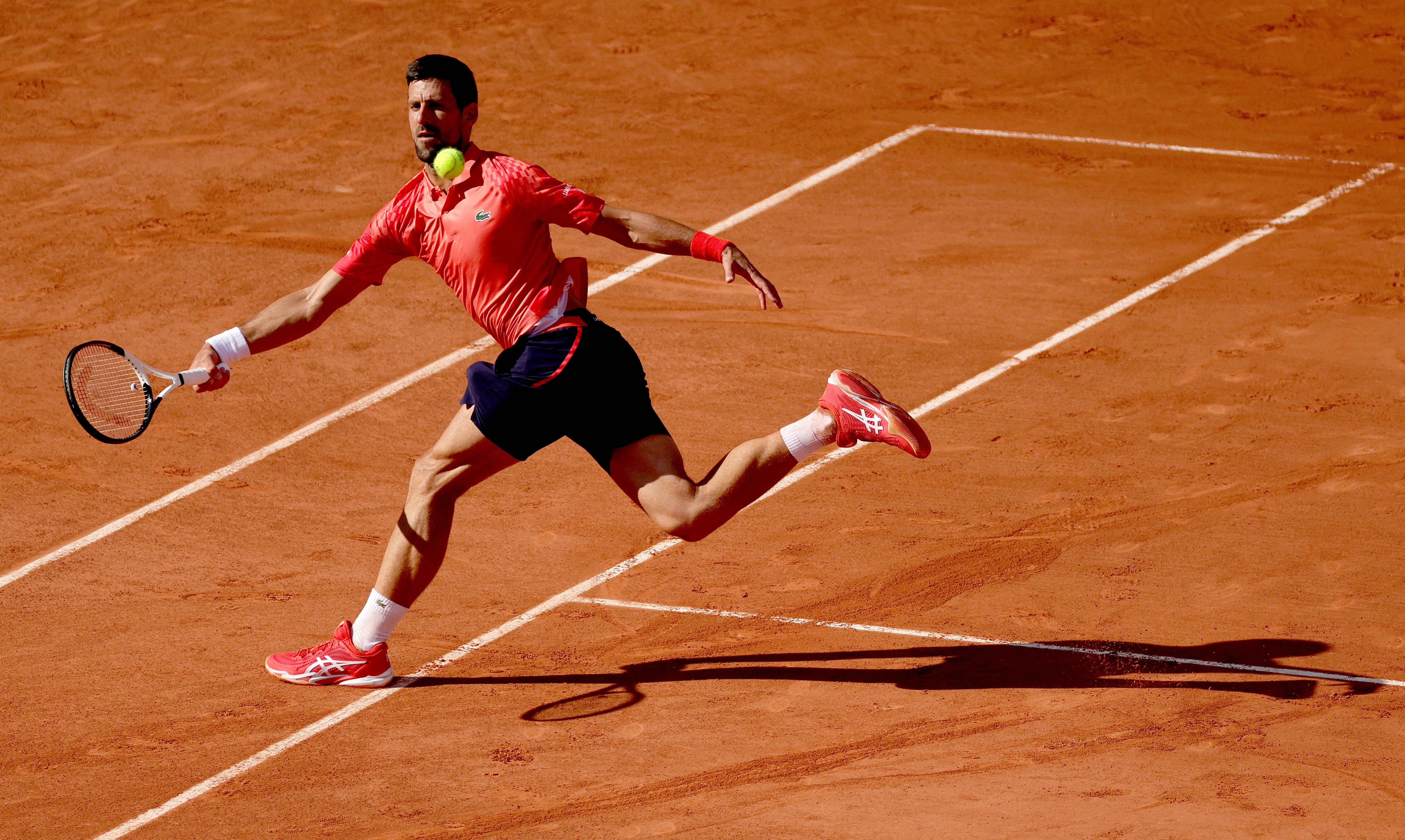Paris (France), 02/06/2023.- Novak Djokovic of Serbia hits a forehand during the Men's Singles 3rd round match against Alejandro Davidovich Fokina of Spain during the French Open Grand Slam tennis tournament at Roland Garros in Paris, France, 02 June 2023. (Tenis, Abierto, Francia, España) EFE/EPA/TERESA SUAREZ