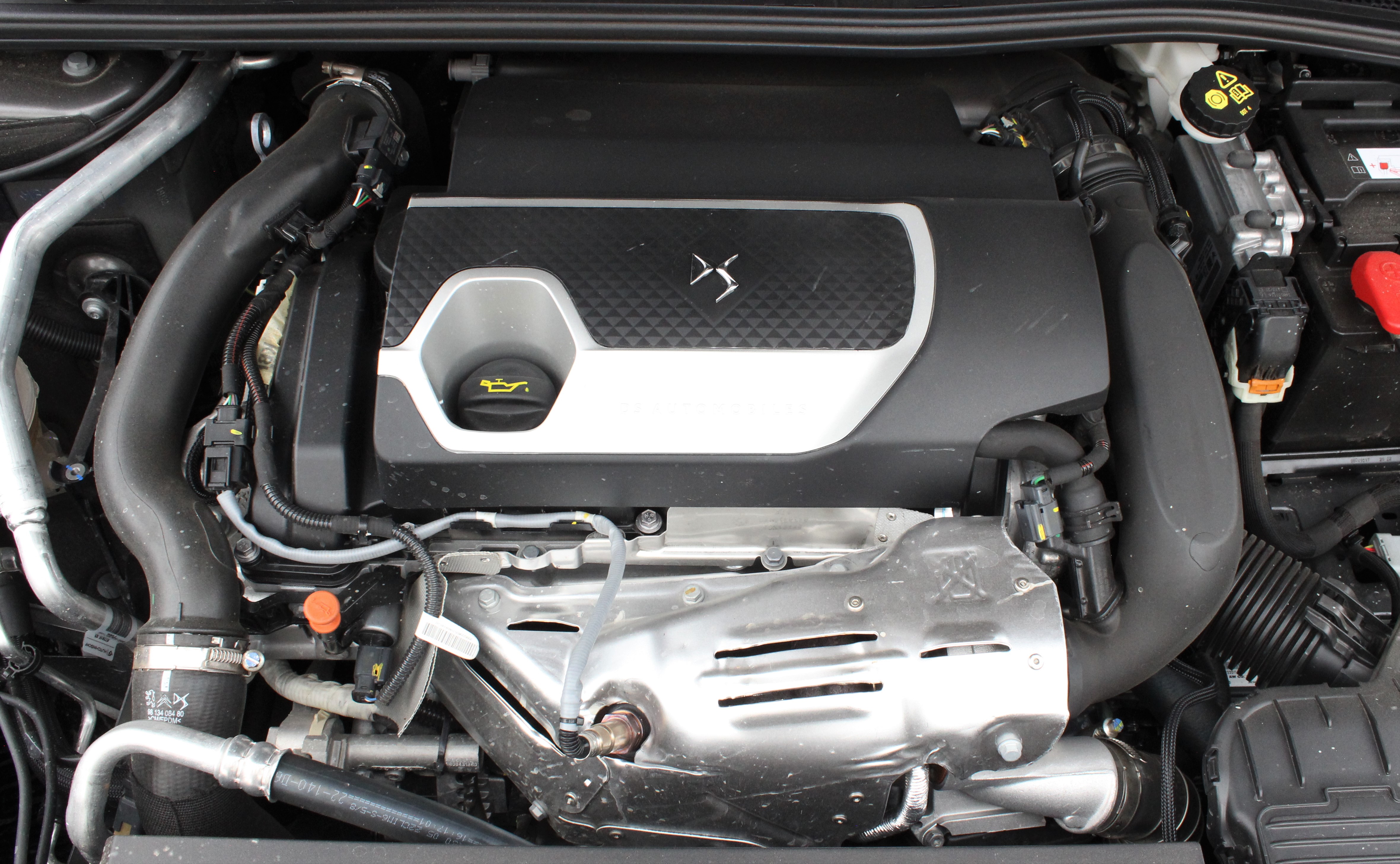 El DS 4 que llegó a Colombia funciona con un motor turbocargado de 1.6 litros.