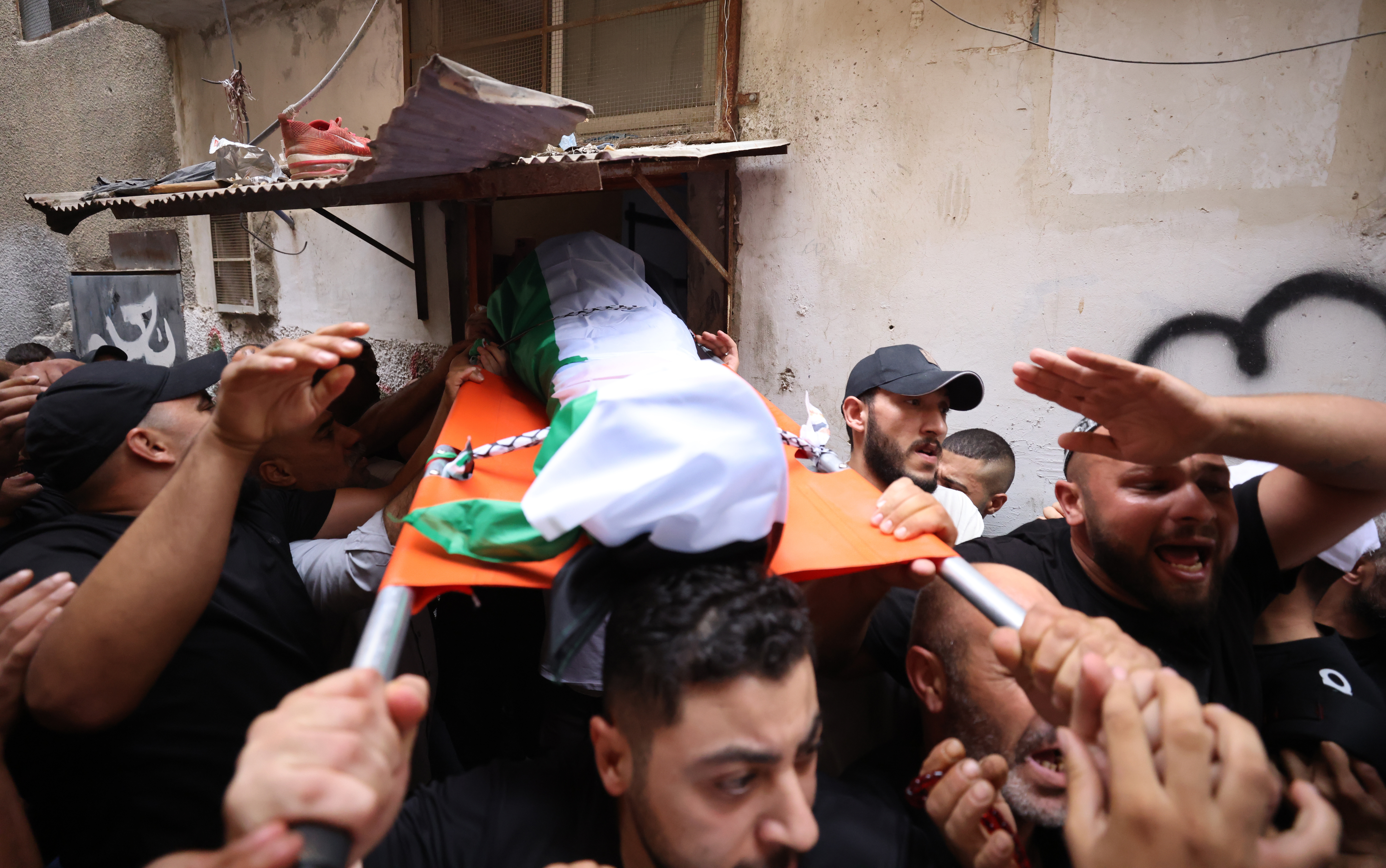 Nablus (-), 29/10/2023.- Mouners carry the body of 31-years old Palestinian Naem Al Faran, during the funeral at Askar refugee camp near the west bank city of Nablus, 29 October 2023. According to Palestinian Health Ministry, Al Faran was killed by Israeli settlers after they raided the Askar camp early 29 October. EFE/EPA/ALAA BADARNEH