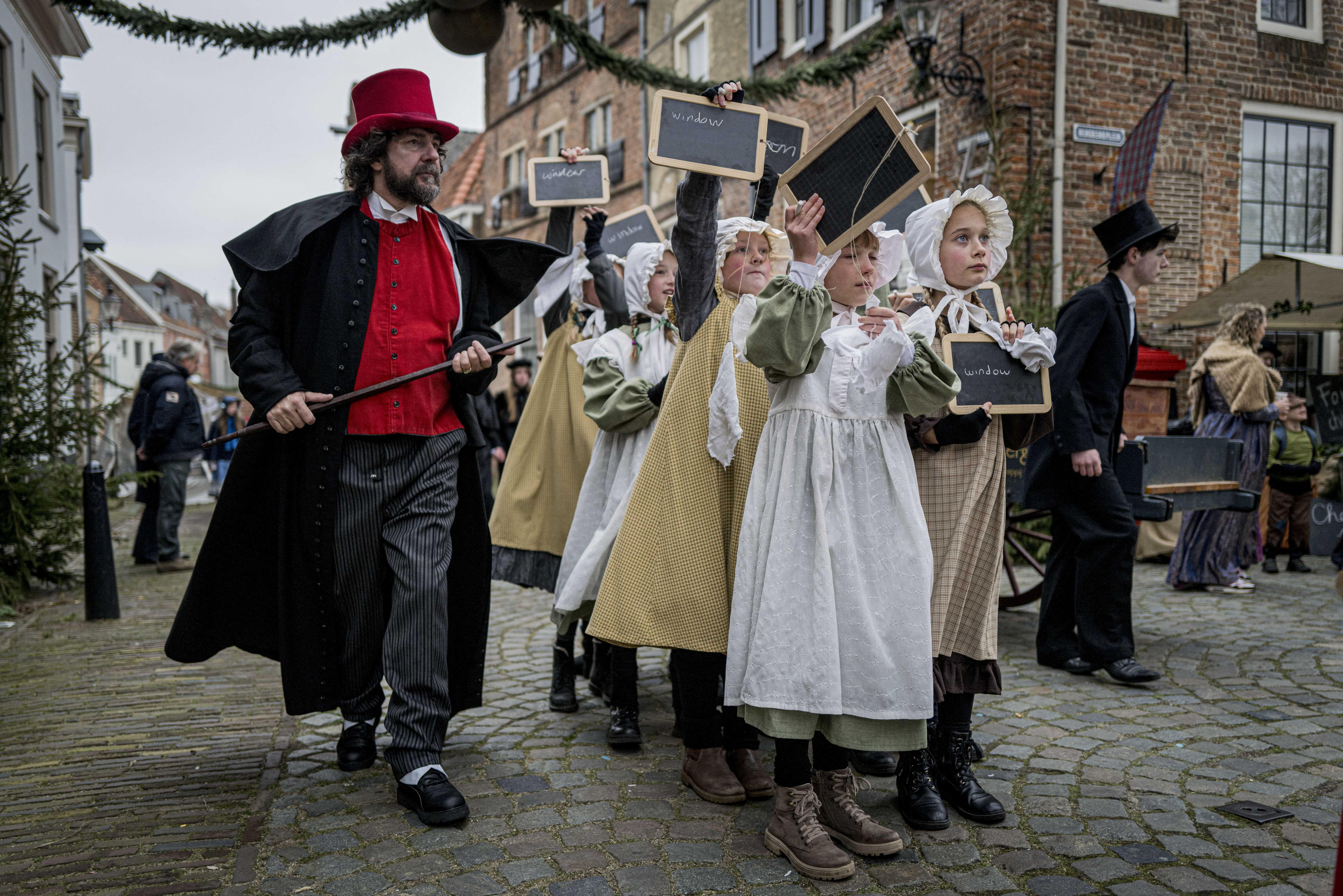 Deventer (Netherlands), 16/12/2023.- A school class takes part in the Dickens Festival in Deventer, The Netherlands, 16 December 2023, as the historic city center is decked out in nineteenth-century atmospheres such as those in the books of the English writer Charles Dickens. (Países Bajos; Holanda) EFE/EPA/EMIEL MUIJDERMAN