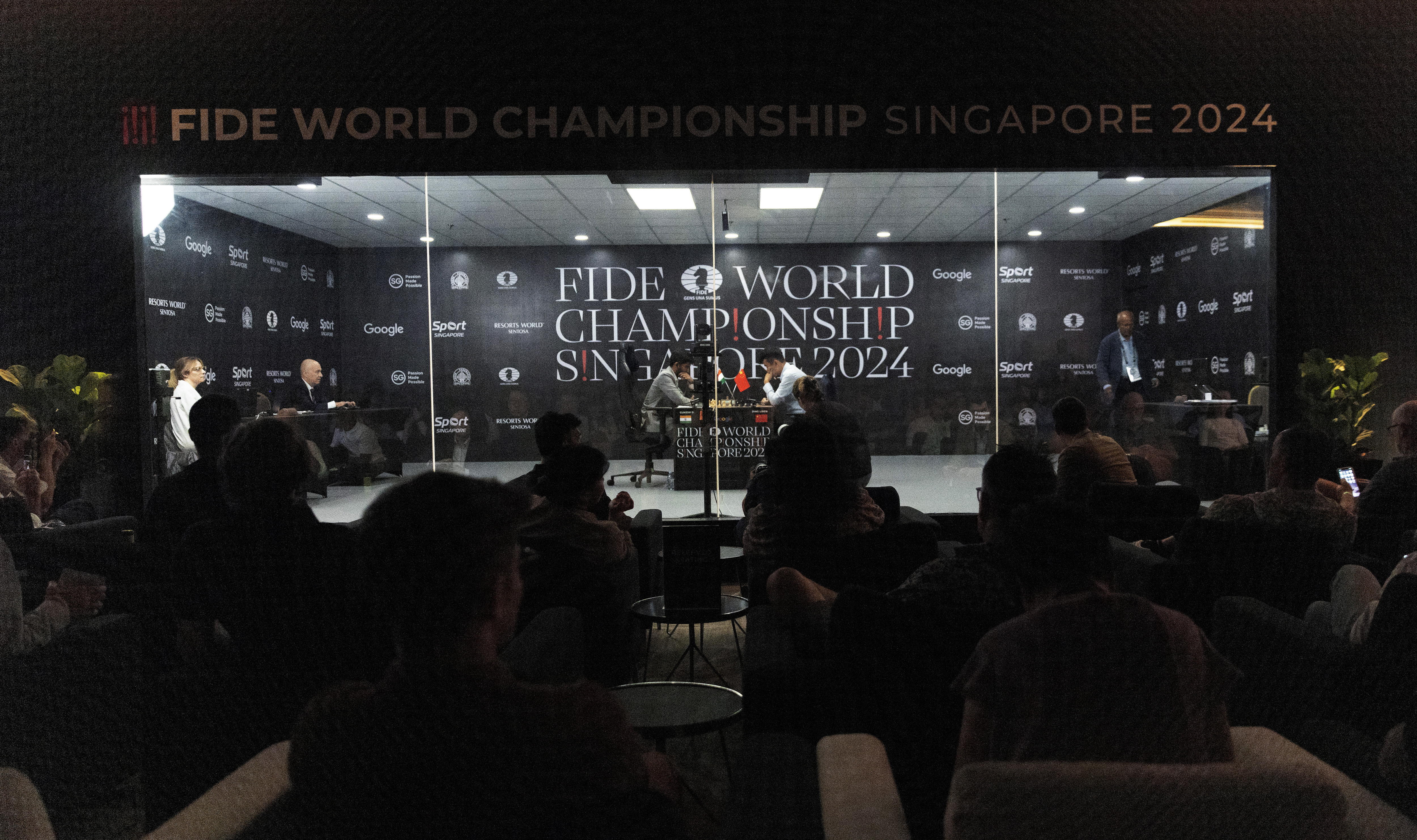 Singapore (Singapore), 25/11/2024.- A general view of the viewing area as Chess grandmasters Ding Liren (R) of China and Gukesh Dommaraju (L) of India compete in the first round of the FIDE World Chess Championship in Singapore, 25 November 2024. (Singapur, Singapur) EFE/EPA/HOW HWEE YOUNG