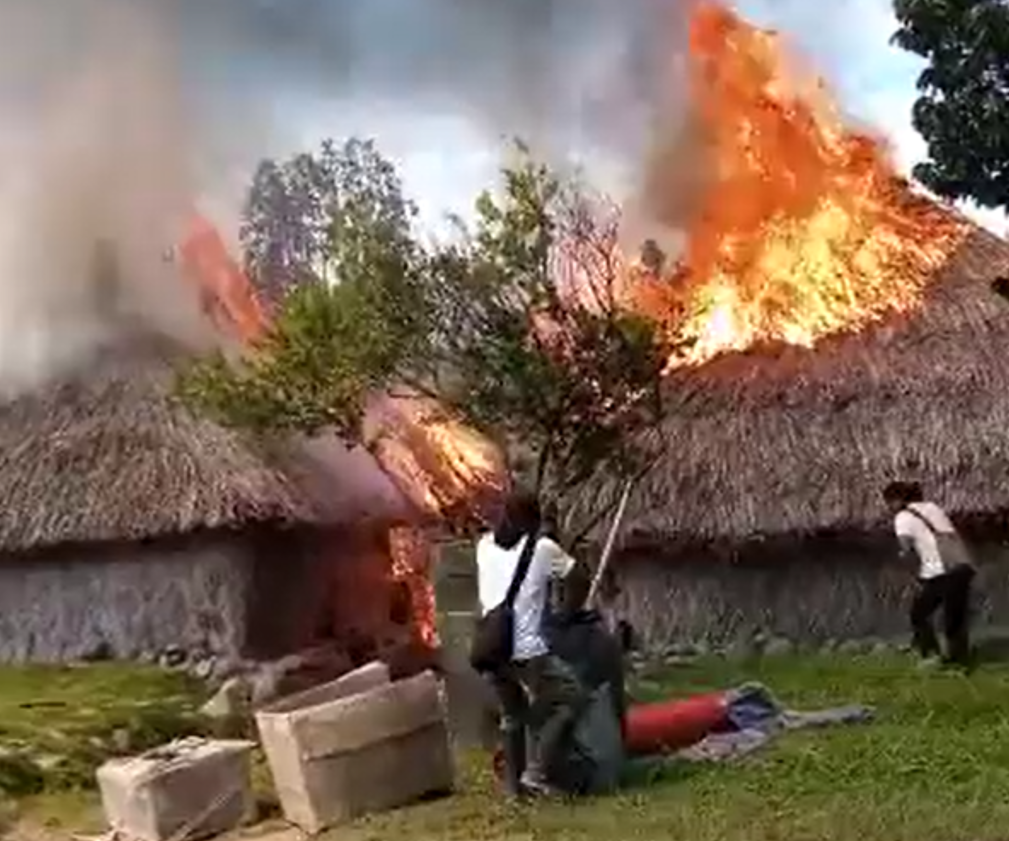 La comunidad logró destechar una casa para evitar que el fuego se expandiera y posteriormente llegaron los bomberos para controlar el fuego.