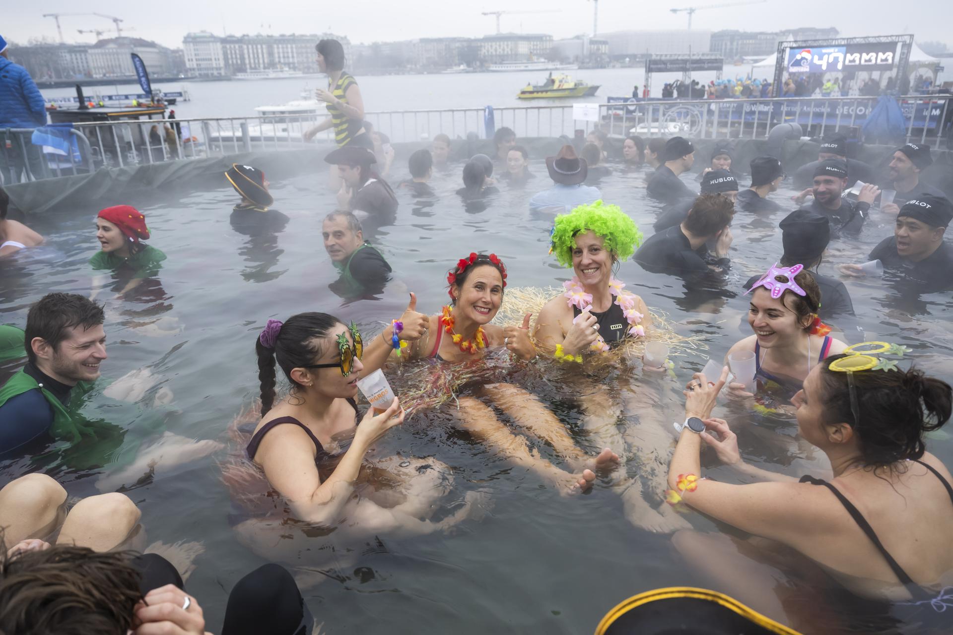Geneva (Switzerland), 20/12/2025.- Participants take part in the 87th edition of the annual Christmas swimming 'Coupe de Noel' in Geneva, Switzerland, 20 December 2025. More than 4,200 men and women swam the 100 meters at the traditional Christmas swimming in Geneva where the water temperature was 8.8 degrees Celsius. (Suiza, Ginebra) EFE/EPA/MARTIAL TREZZINI