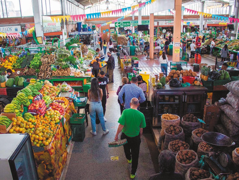 La plaza de Quirigua fue fundada en 1972 y es considerada una de las plazas con mayor variedad de productos y servicios.